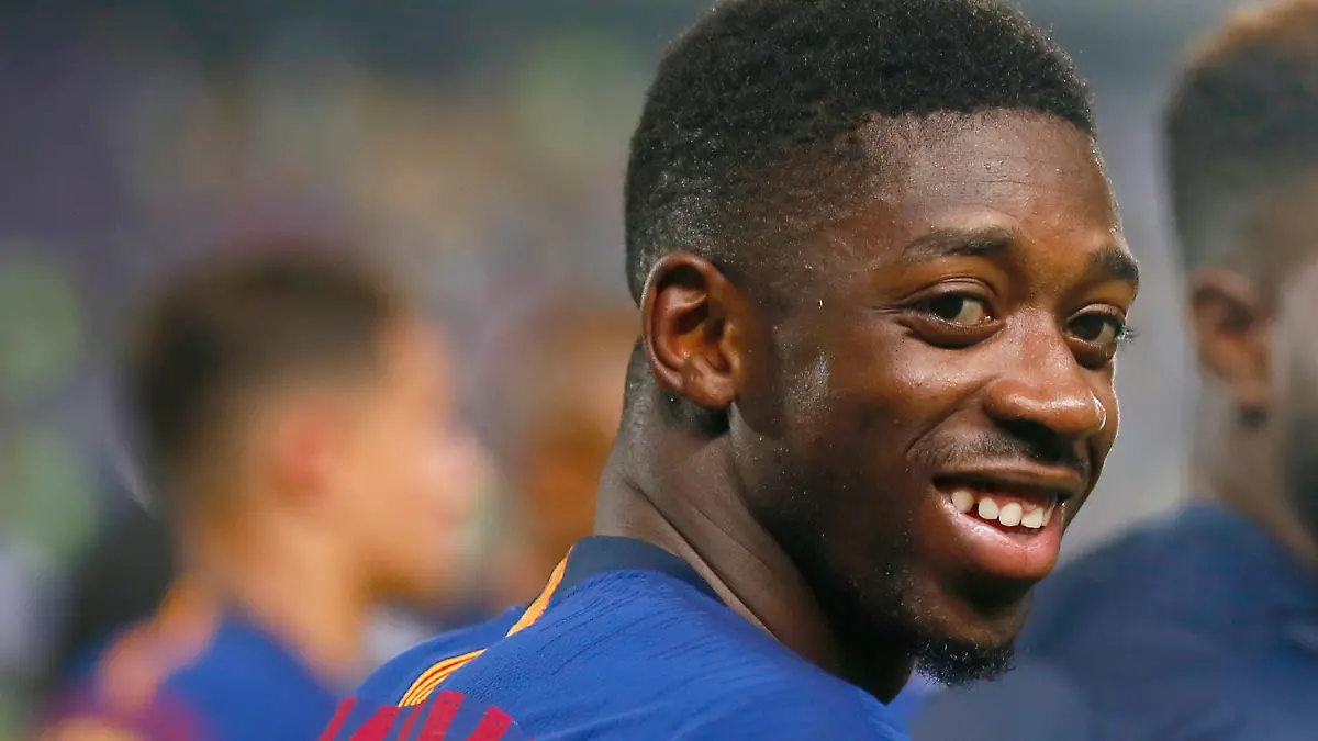 ARCHIV - 12.08.2018, Marokko, Tangier: Fußball: Spercup, Finale, FC Barcelona - FC Sevilla. Ousmane Dembele lächelt nach dem gewonnenen Spiel. (zu dpa "Bericht: Dembélé vor Vertragsverlängerung beim FC Barcelona") Foto: Mosa'ab Elshamy/AP/dpa +++ dpa-Bildfunk +++