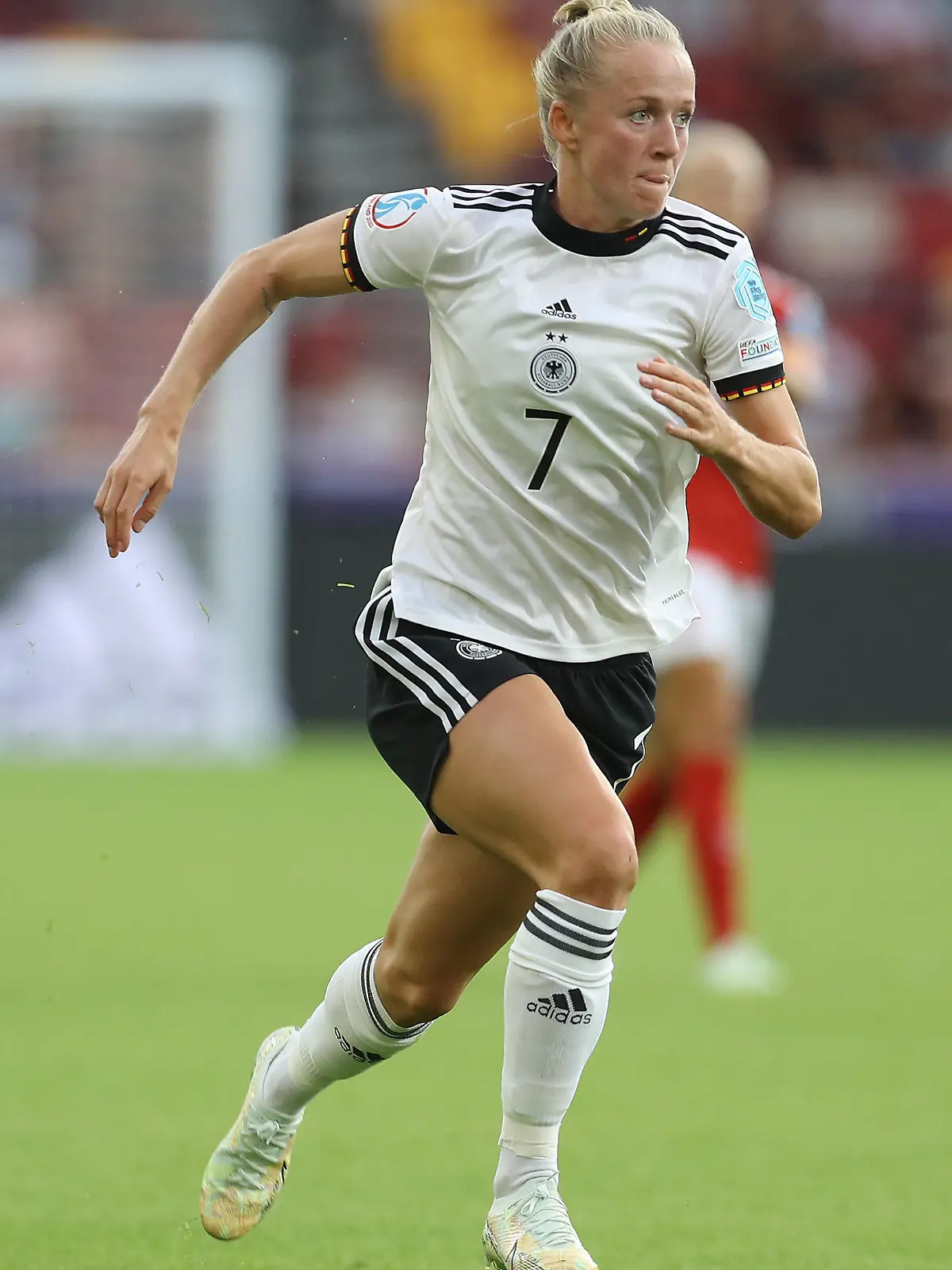 08.07.2022, Großbritannien, London: Fußball, Frauen: EM, Deutschland - Dänemark, Vorrunde, Gruppe B, 1. Spieltag, Brentford Community Stadium. Deutschlands Lea Schüller in Aktion. Foto: Paul Terry/CSM via ZUMA Press Wire/dpa - ACHTUNG: Nur zur redaktionellen Verwendung im Zusammenhang mit einer Berichterstattung - * United Kingdom Rights OUT * +++ dpa-Bildfunk +++
