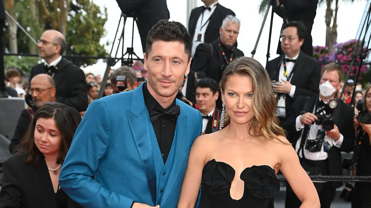 ARCHIV - 26.05.2022, Frankreich, Cannes: Robert Lewandowski, Profi-Fußballer, und seine Ehefrau Anna Lewandowska kommen zur Premiere des Films "Broker" auf dem 75. Filmfestival von Cannes. (zu dpa «Spannende Woche für Lewandowski und FC Bayern - «Großer Sänger» Mané») Foto: Doug Peters/PA Wire/dpa +++ dpa-Bildfunk +++
