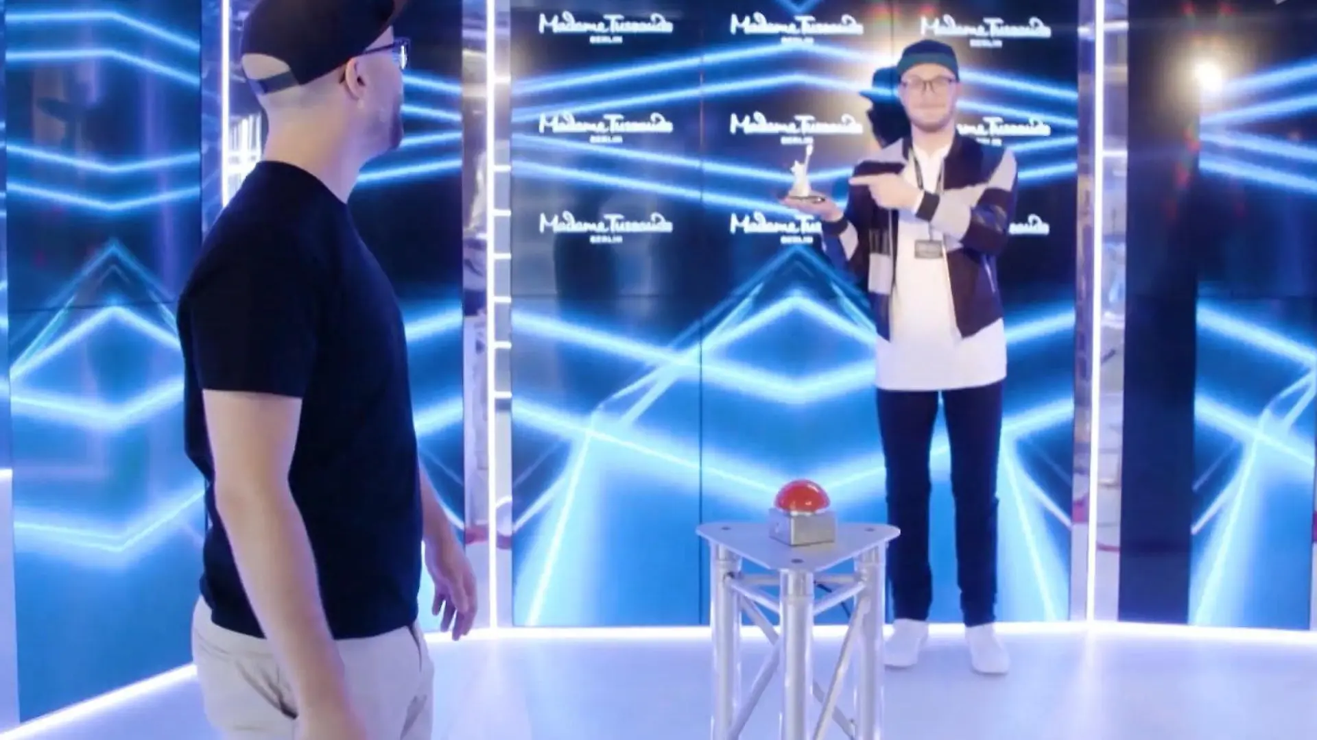 Mark Forster weiht seine Wachsfigur ein Mark Forster trifft seine Wachsfigur