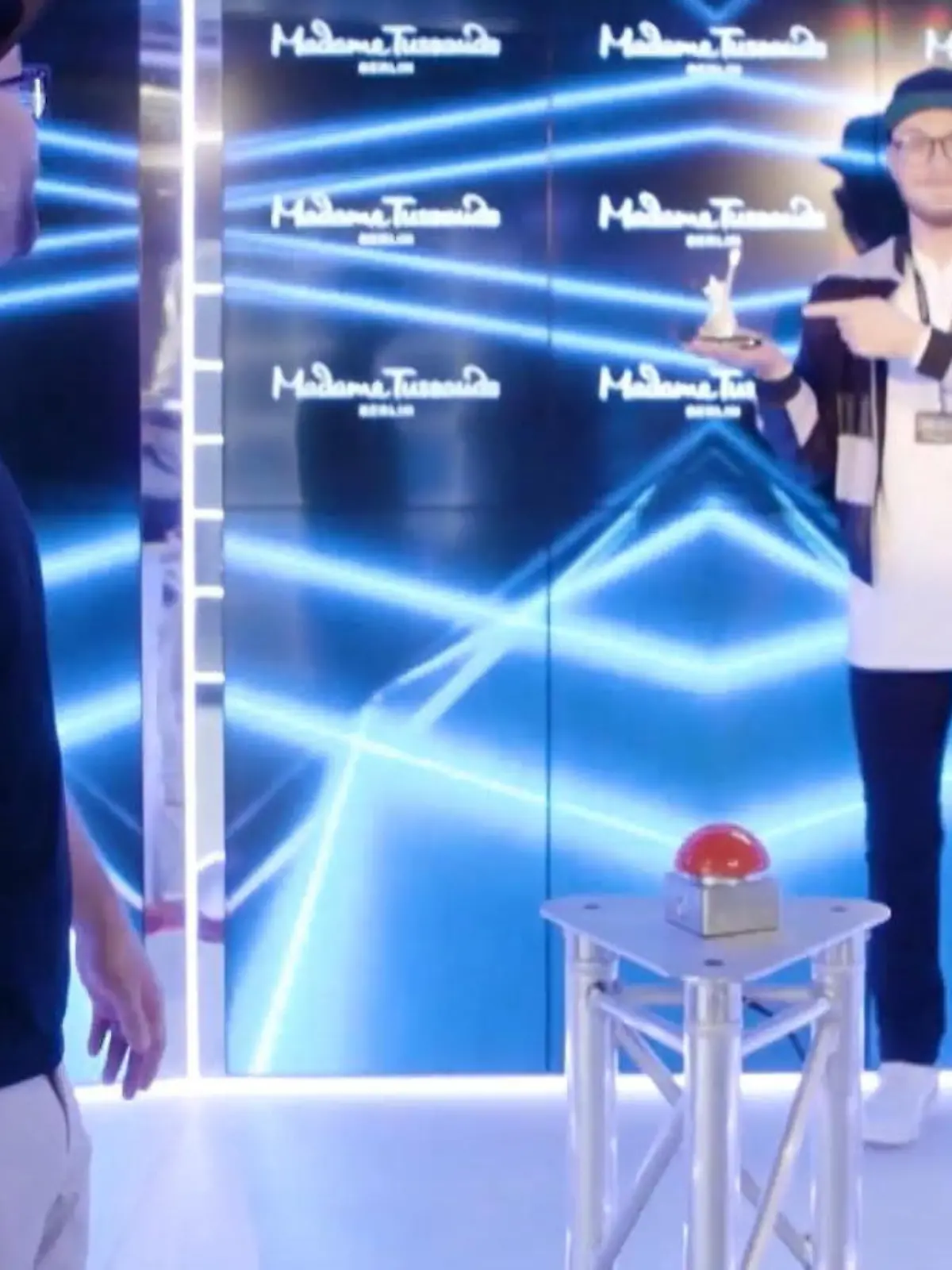 Bild zu: "Mark Forster weiht seine Wachsfigur ein"