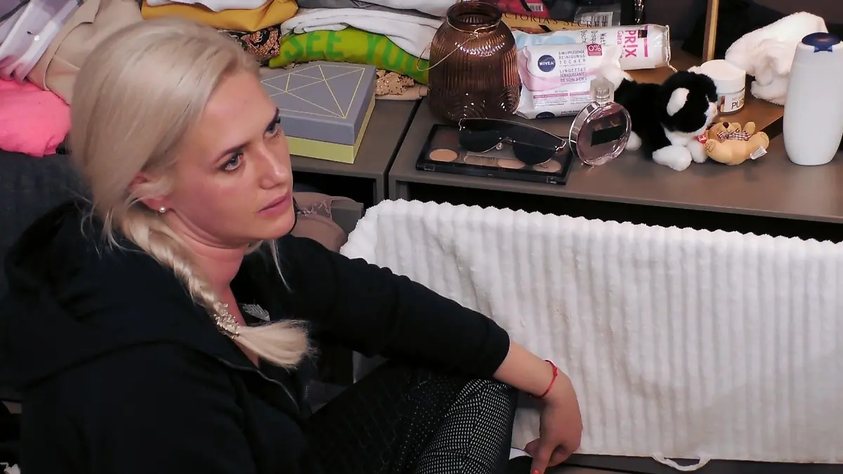 Sarah Knappik schließt mit den Mädels einen Pakt für Likes "Wir spielen jetzt hier ein Game, Alter!"