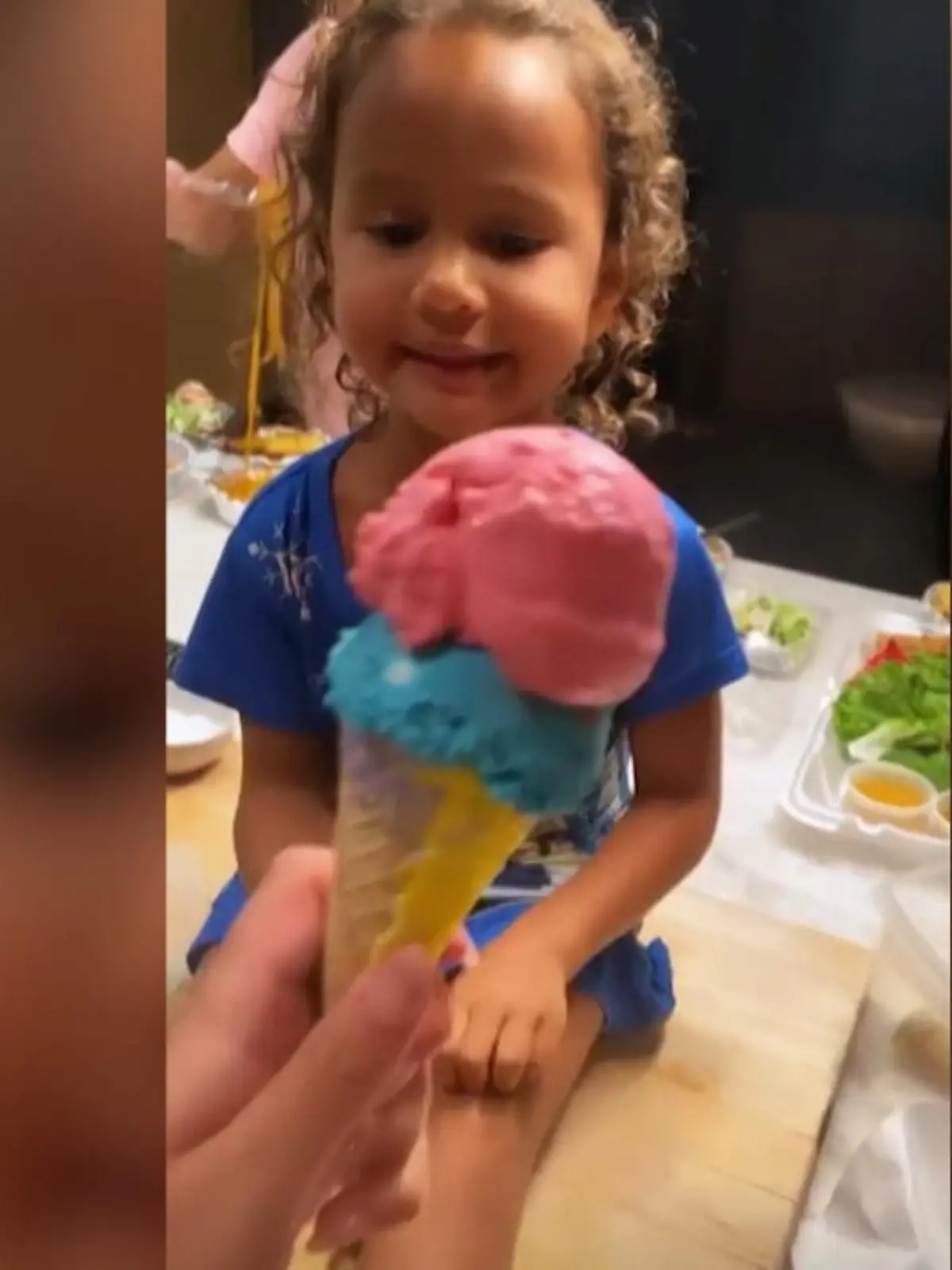 Bild zu: "Chrissy Teigen zeigt Töchterchen wie man Eis macht"
