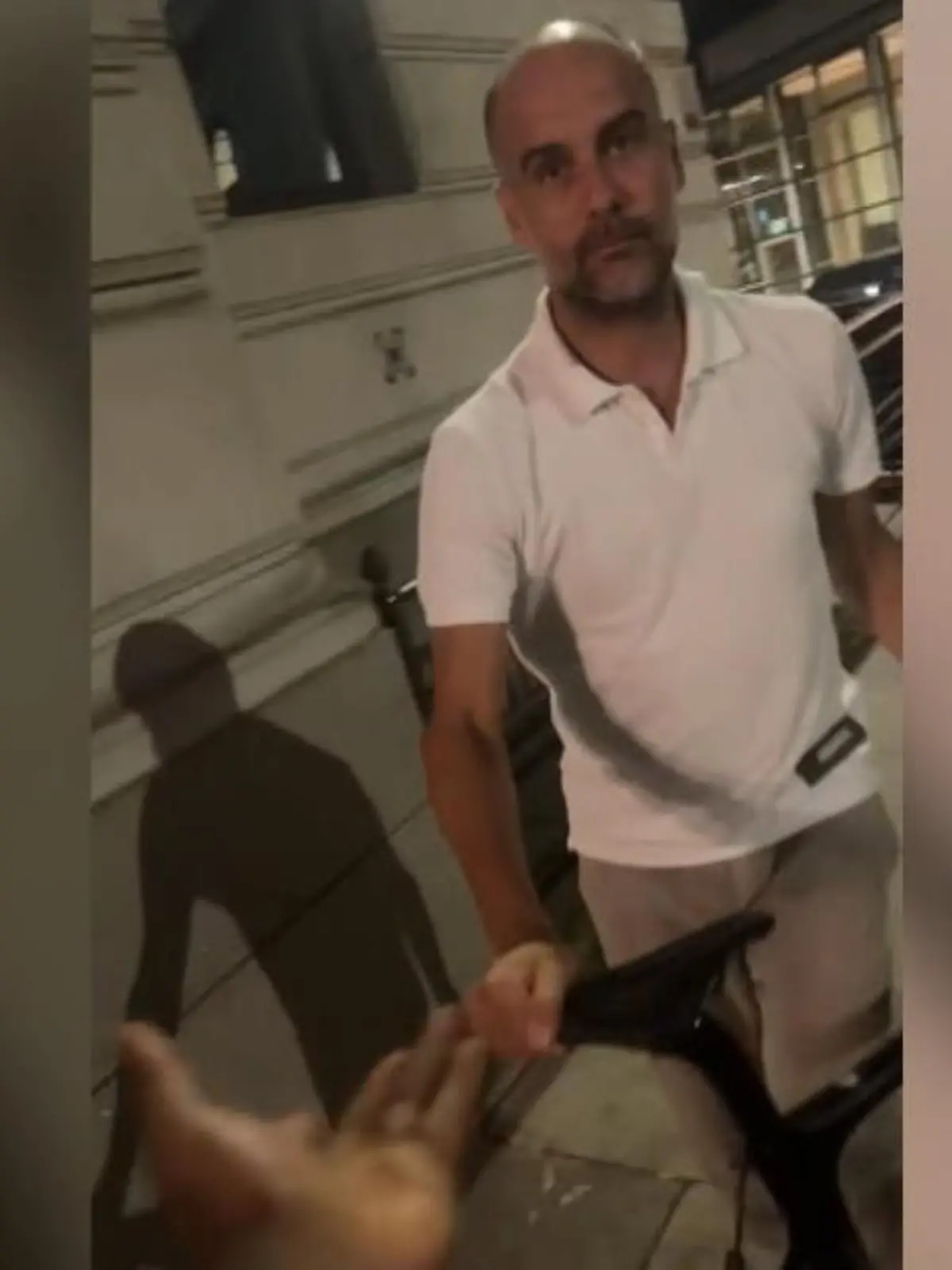 Da hat man schon mal den Cheftrainer von Manchester City vor sich, will nur ein Foto mit ihm – und der radelt einfach weg! In England hat ein Fan Pep Guardiola auf dem Fahrrad verfolgt. Wir zeigen die dreiste Szene im Video.