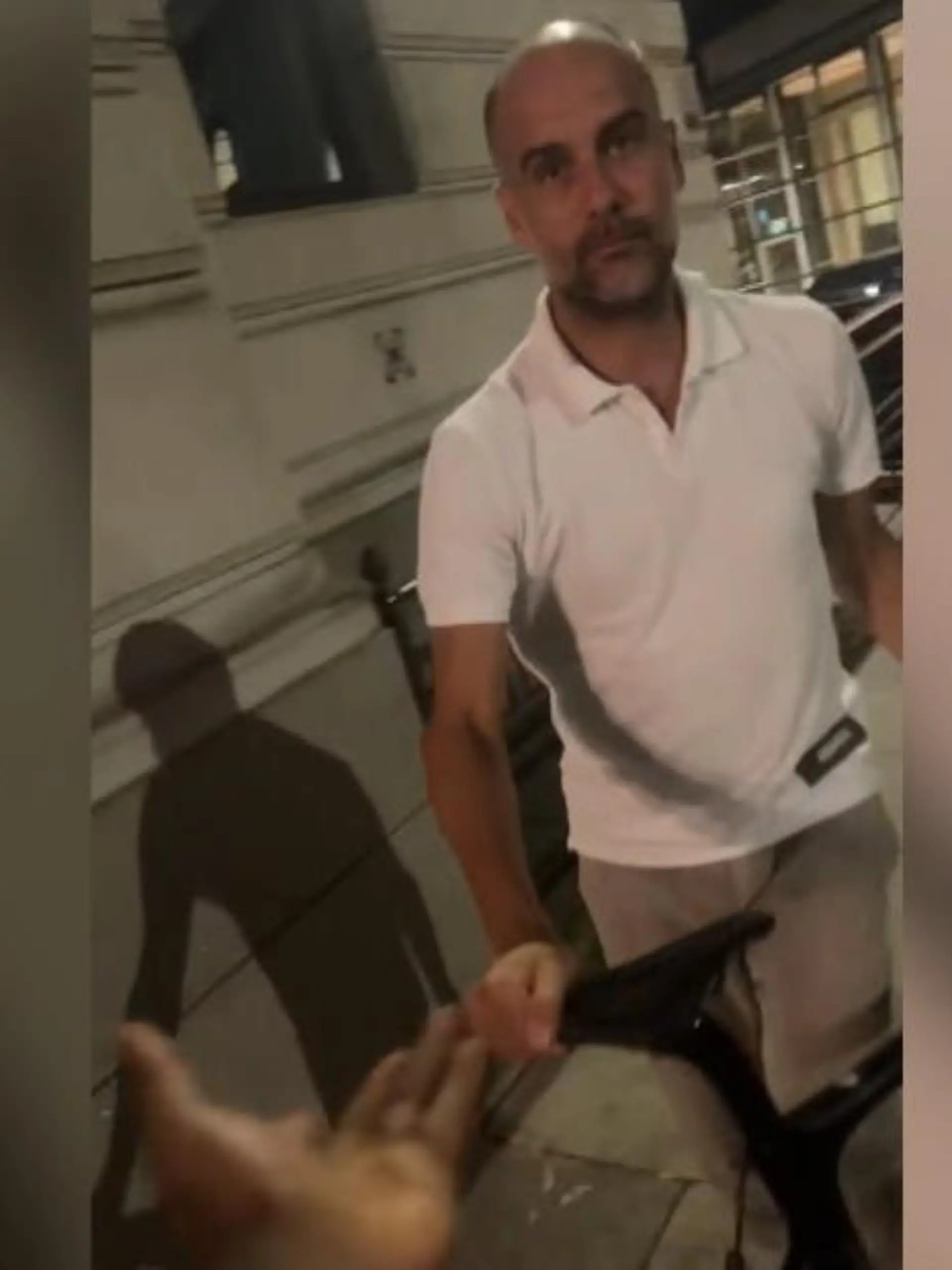 Da hat man schon mal den Cheftrainer von Manchester City vor sich, will nur ein Foto mit ihm – und der radelt einfach weg! In England hat ein Fan Pep Guardiola auf dem Fahrrad verfolgt. Wir zeigen die dreiste Szene im Video.