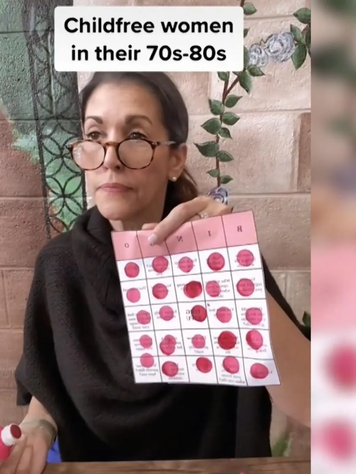 Jessica Hawk-Ippolito ist 52 Jahre alt, Lehrerin und geht gerade auf TikTok viral! Und das nur, weil sie sagt: Ich will keine Kinder. Aus einem ernsten und ständig diskutierten Thema macht die Lehrerin im Netz eine Comedy-Show und hebelt die fiese Kritik von Followern gekonnt mit Humor aus.