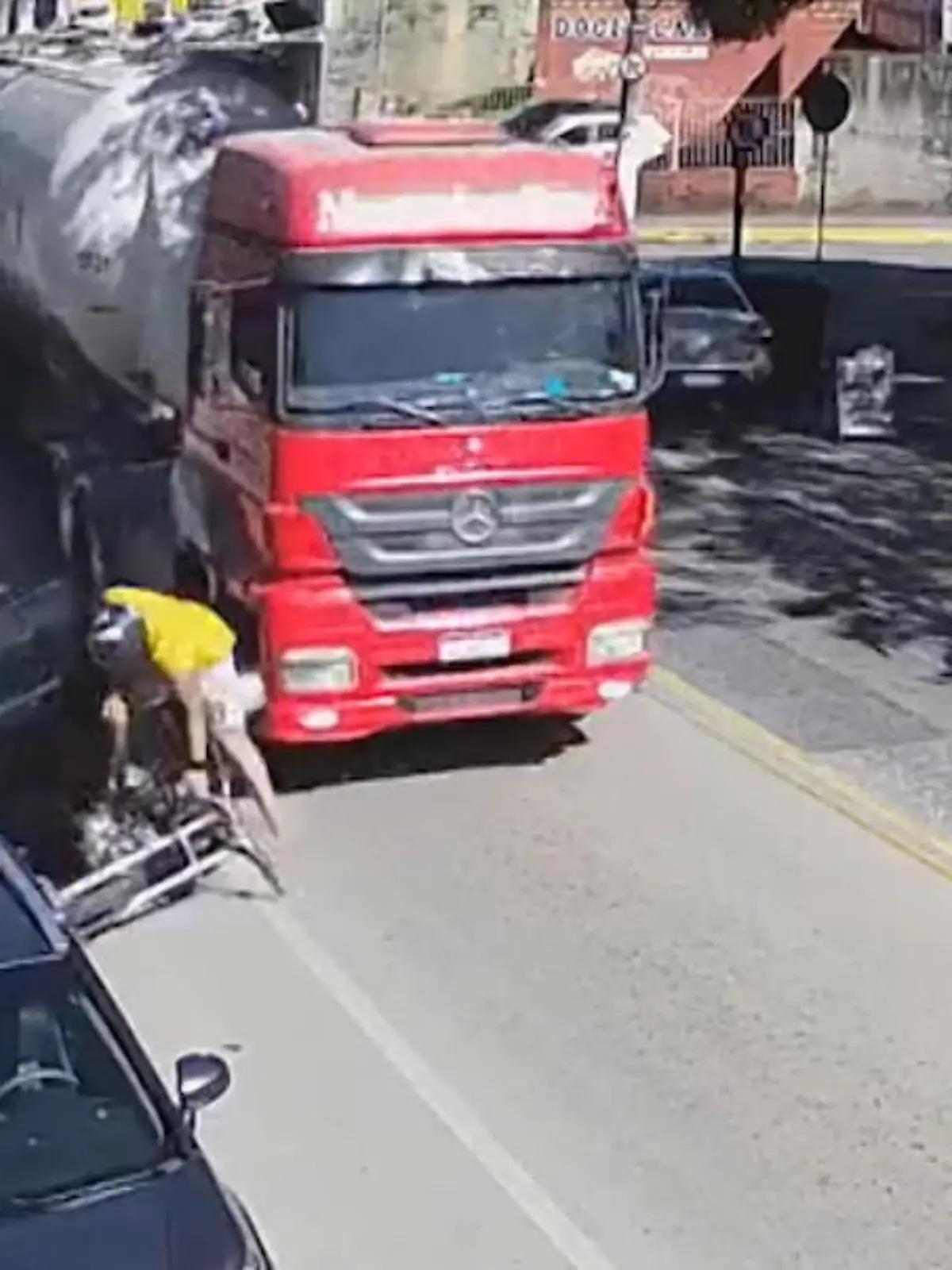 So schnell er konnte nicht mehr reagieren: In Rio de Janeiro wurde ein Motorradfahrer von einer Autotür erfasst und unter einen Lastwagen geschleudert. Eine Überwachungskameras zeigt die dramatische Szene. Die Aufnahmen zeigen wir im Video.