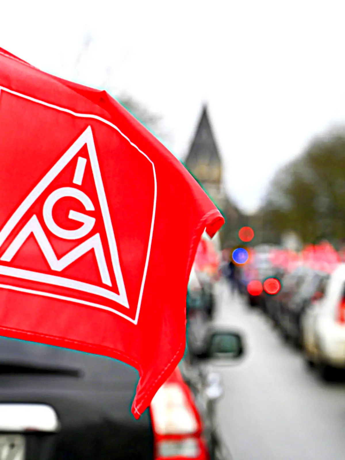 Hamburg - Innenstadt 15.Febrzar 2022 Autokorso fuer mehr Lohn , die IG Metall demonstriert aus dem PKW heraus , frueher wurde Maschiert, fuer eine Lohnerhoehungen Mehrere hundert Teilnehmer Mit einem Autokorso Warnstreik haben mehrere hundert Gewerkschaftsmitglieder der IG Metall für höhere Loehne demonstriert