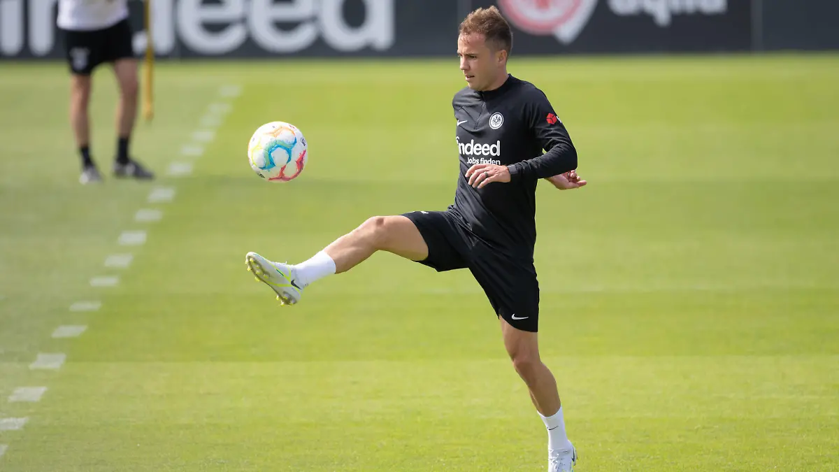 Training Eintracht Frankfurt Mario Götze Eintracht Frankfurt, 27. Training von Eintracht Frankfurt am 7.Juli 2022 im Deutsche Bank Park in Frankfurt am Main. - Nach Vorgaben der DFL, Deutsche Fußball Liga, ist es untersagt, in dem Stadion und/oder vom Spiel angefertigte Fotoaufnahmen in Form von Sequenzbildern und/oder videoähnlichen Fotostrecken zu verwerten bzw. verwerten zu lassen., Frankfurt am Main Hessen Deutschland Deutsche Bank Park *** Training Eintracht Frankfurt Mario Götze Eintracht Frankfurt, 27 Training of Eintracht Frankfurt on July 7, 2022 at Deutsche Bank Park in Frankfurt am Main According to the requirements of the DFL, German Football League, it is prohibited in the stadium and or from the game made photographs in the form of sequence pictures and or video-like photo series to exploit or to let exploit , Frankfurt am Main Hesse Germany Deutsche Bank Park