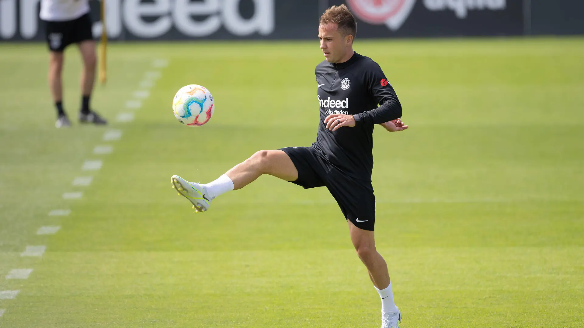 Training Eintracht Frankfurt Mario Götze Eintracht Frankfurt, 27. Training von Eintracht Frankfurt am 7.Juli 2022 im Deutsche Bank Park in Frankfurt am Main. - Nach Vorgaben der DFL, Deutsche Fußball Liga, ist es untersagt, in dem Stadion und/oder vom Spiel angefertigte Fotoaufnahmen in Form von Sequenzbildern und/oder videoähnlichen Fotostrecken zu verwerten bzw. verwerten zu lassen., Frankfurt am Main Hessen Deutschland Deutsche Bank Park *** Training Eintracht Frankfurt Mario Götze Eintracht Frankfurt, 27 Training of Eintracht Frankfurt on July 7, 2022 at Deutsche Bank Park in Frankfurt am Main According to the requirements of the DFL, German Football League, it is prohibited in the stadium and or from the game made photographs in the form of sequence pictures and or video-like photo series to exploit or to let exploit , Frankfurt am Main Hesse Germany Deutsche Bank Park