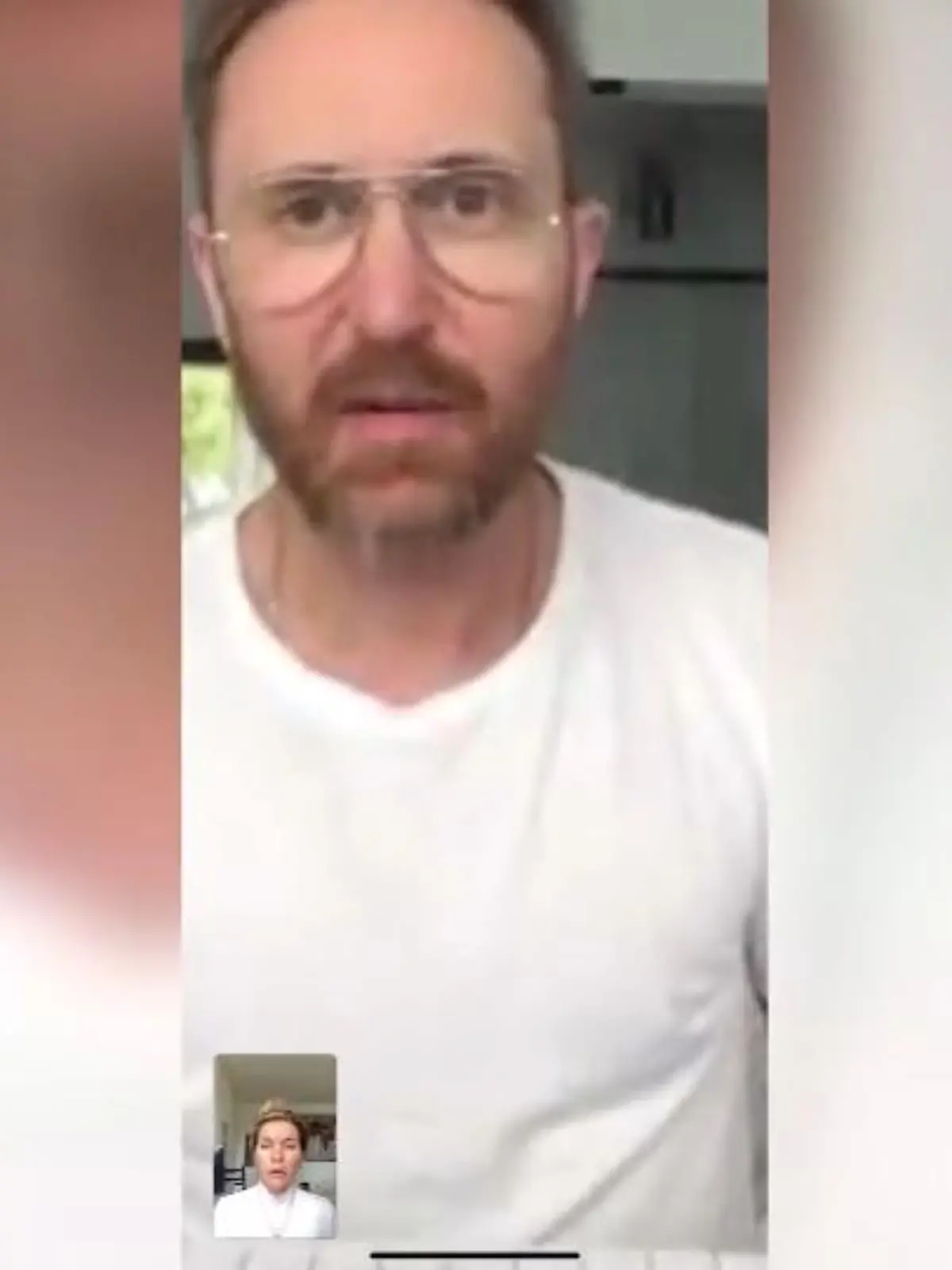 Bild zu: "Star-DJ David Guetta im lässigen Freizeitlook beim Interview"