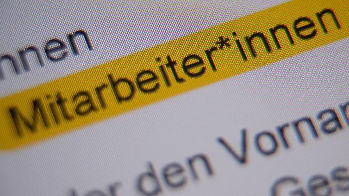 ARCHIV - 04.08.2020, Baden-Württemberg, Stuttgart: ILLUSTRATION - Die Anrede «Mitarbeiter*innen» ist in der Handreichung «Hinweise zur Umsetzung der geschlechtersensiblen Sprache für die Verwaltung der Landeshauptstadt Stuttgart» markiert und auf einem Bildschirm zu sehen. Ein VW-Mitarbeiter hat die Konzerntochter Audi verklagt, weil er sich durch einen genderspezifischen Sprach-Leitfaden des Unternehmens in seinen Rechten verletzt fühlt. (zu dpa «Landgericht verhandelt über Audis Gender-Leitfaden») Foto: Sebastian Gollnow/dpa +++ dpa-Bildfunk +++