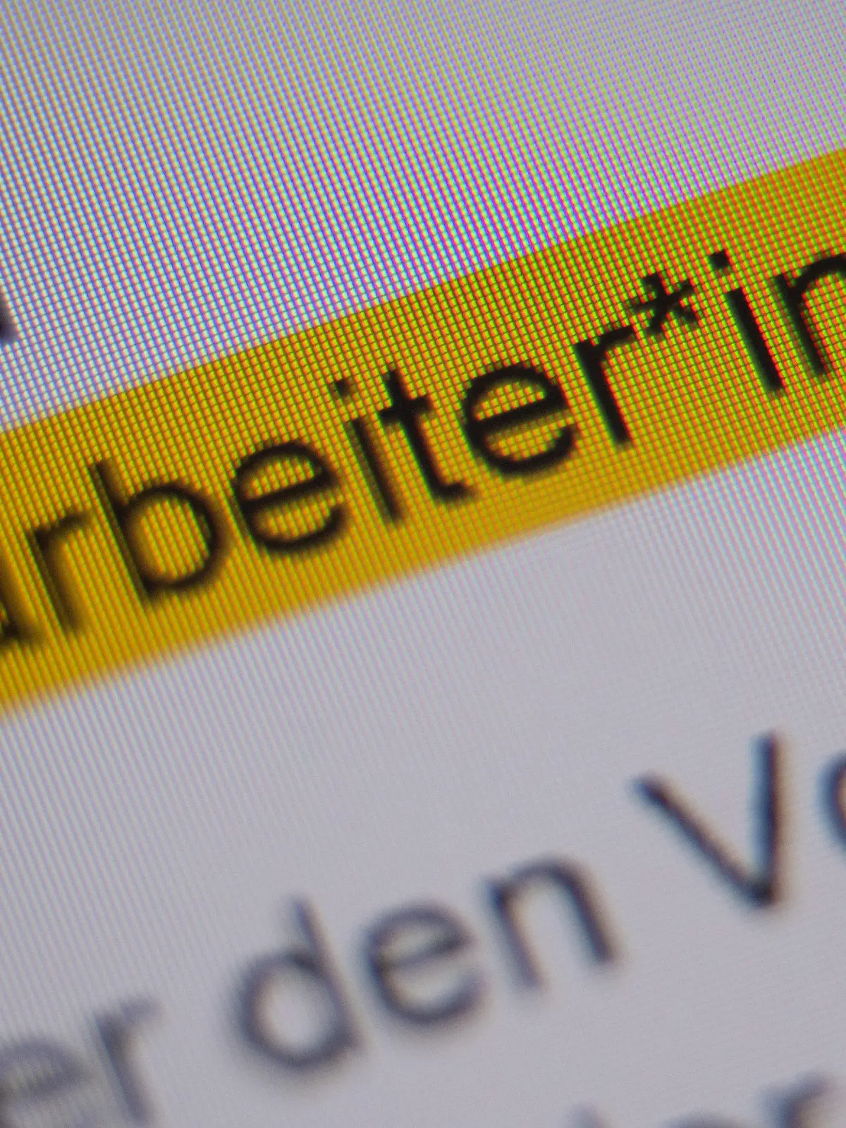 ARCHIV - 04.08.2020, Baden-Württemberg, Stuttgart: ILLUSTRATION - Die Anrede «Mitarbeiter*innen» ist in der Handreichung «Hinweise zur Umsetzung der geschlechtersensiblen Sprache für die Verwaltung der Landeshauptstadt Stuttgart» markiert und auf einem Bildschirm zu sehen. Ein VW-Mitarbeiter hat die Konzerntochter Audi verklagt, weil er sich durch einen genderspezifischen Sprach-Leitfaden des Unternehmens in seinen Rechten verletzt fühlt. (zu dpa «Landgericht verhandelt über Audis Gender-Leitfaden») Foto: Sebastian Gollnow/dpa +++ dpa-Bildfunk +++