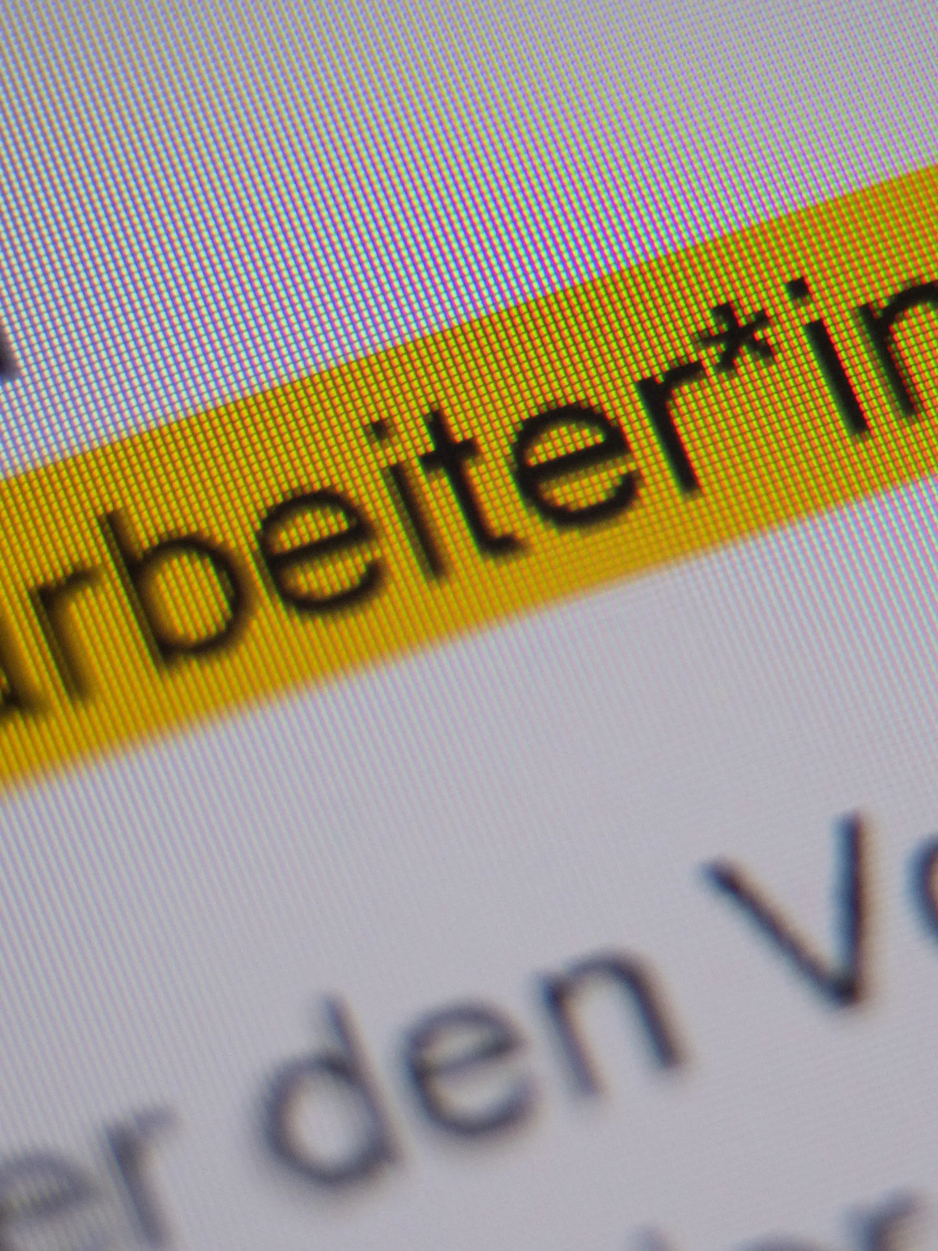 ARCHIV - 04.08.2020, Baden-Württemberg, Stuttgart: ILLUSTRATION - Die Anrede «Mitarbeiter*innen» ist in der Handreichung «Hinweise zur Umsetzung der geschlechtersensiblen Sprache für die Verwaltung der Landeshauptstadt Stuttgart» markiert und auf einem Bildschirm zu sehen. Ein VW-Mitarbeiter hat die Konzerntochter Audi verklagt, weil er sich durch einen genderspezifischen Sprach-Leitfaden des Unternehmens in seinen Rechten verletzt fühlt. (zu dpa «Landgericht verhandelt über Audis Gender-Leitfaden») Foto: Sebastian Gollnow/dpa +++ dpa-Bildfunk +++