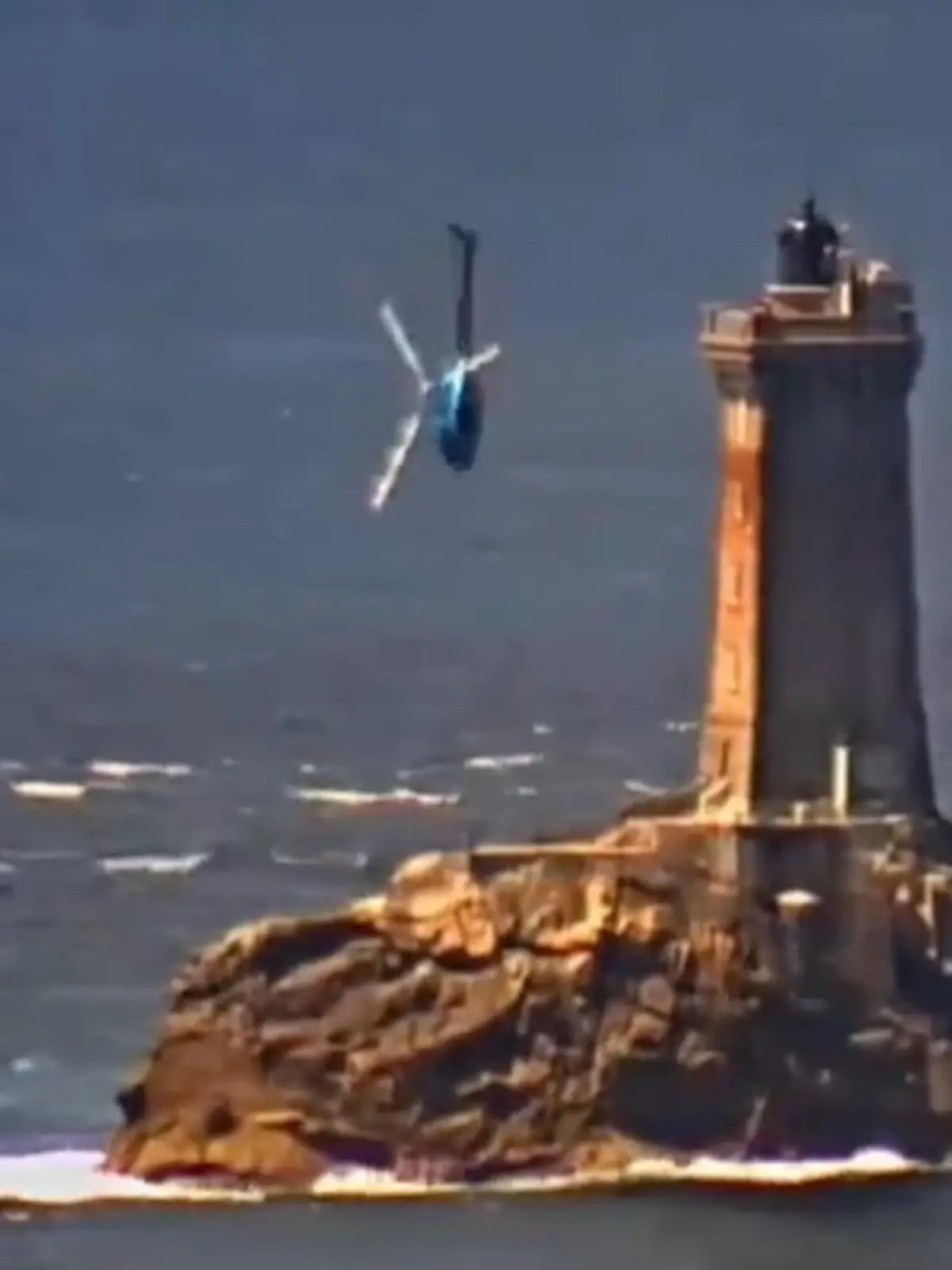 In der Bretagne (Frankreich) geht dieser Helikopter direkt neben einen Leuchtturm plötzlich in den Sturzflug. Im letzten Moment gelingt dem Piloten die Übernahme.