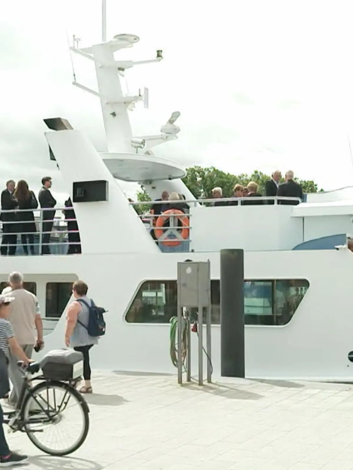 Bild zu: "Urne von Werner Böhm wird in der Ostsee zu Wasser gelassen"