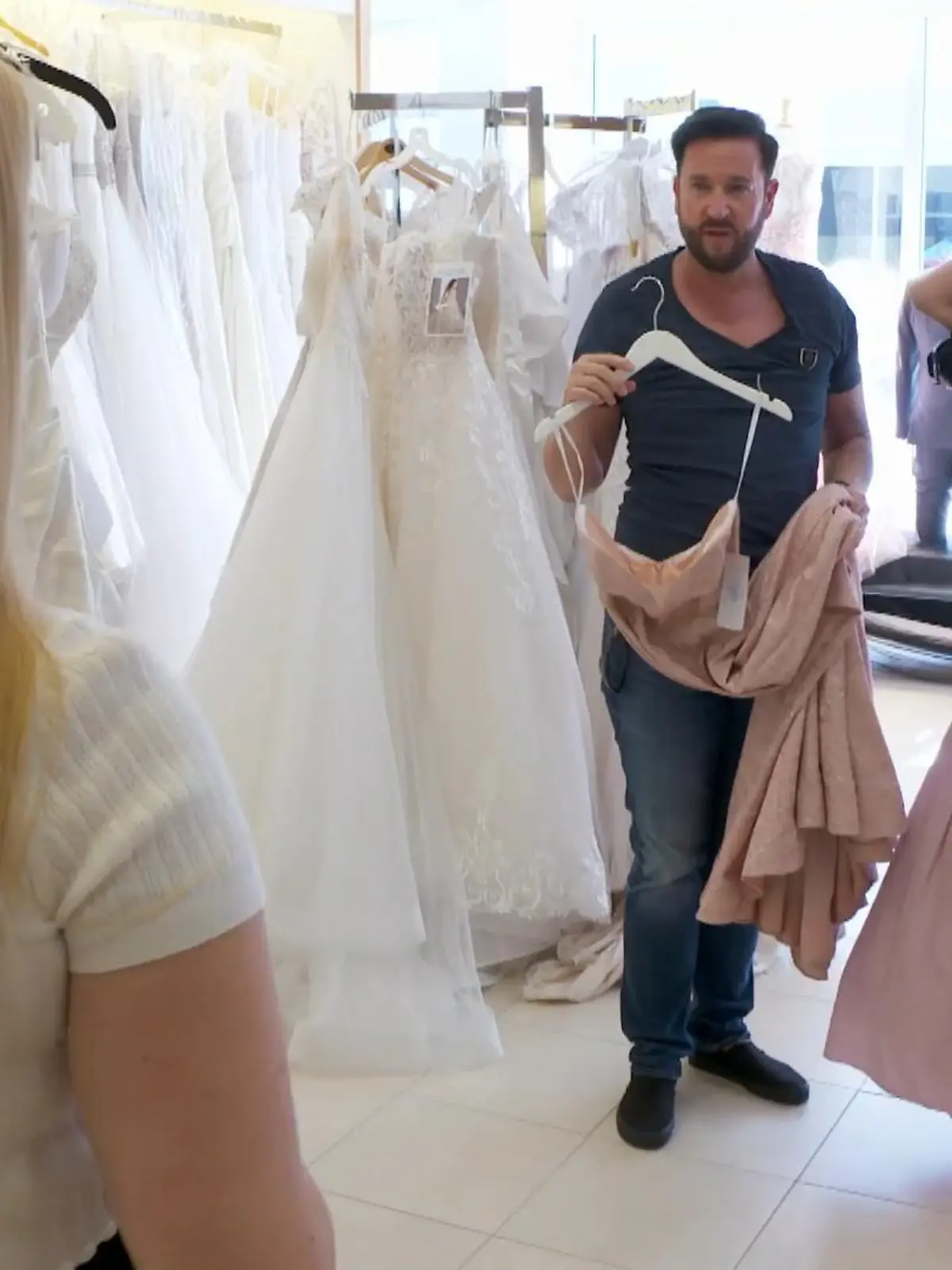 Bild zu: "Das Trio sucht für Adi ein Kleid für die Hochzeit"
