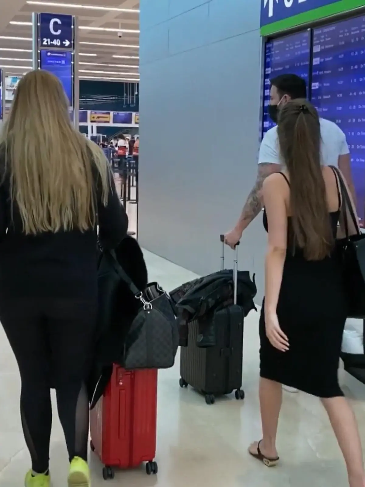 Bild zu: "Wird Laura die Einreise gestattet werden?"