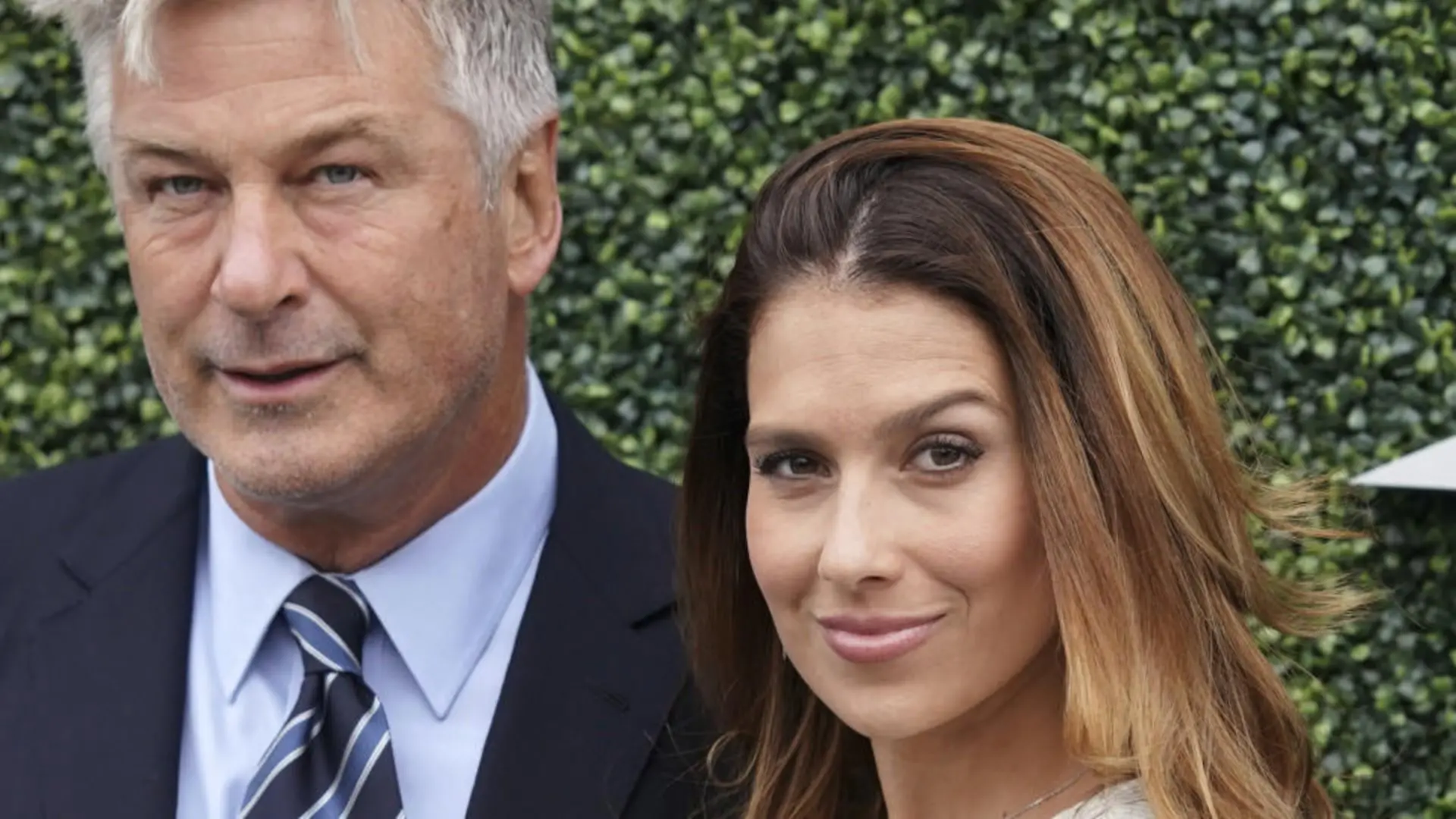 Hilaria Baldwins Baby tritt sie im Bauch Babyglück nach 2 Fehlgeburten