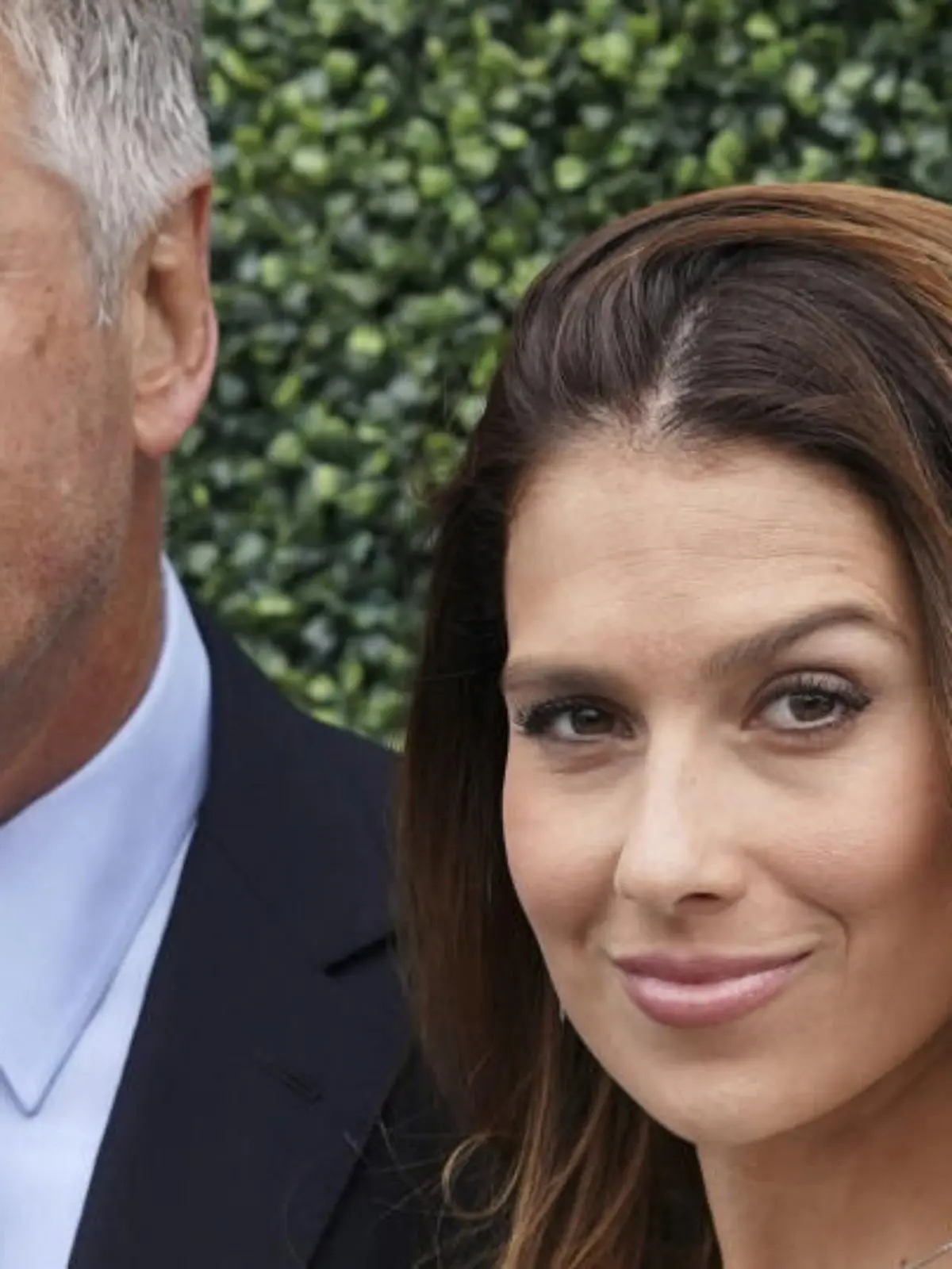 Bild zu: "Hilaria Baldwins Baby tritt sie im Bauch"