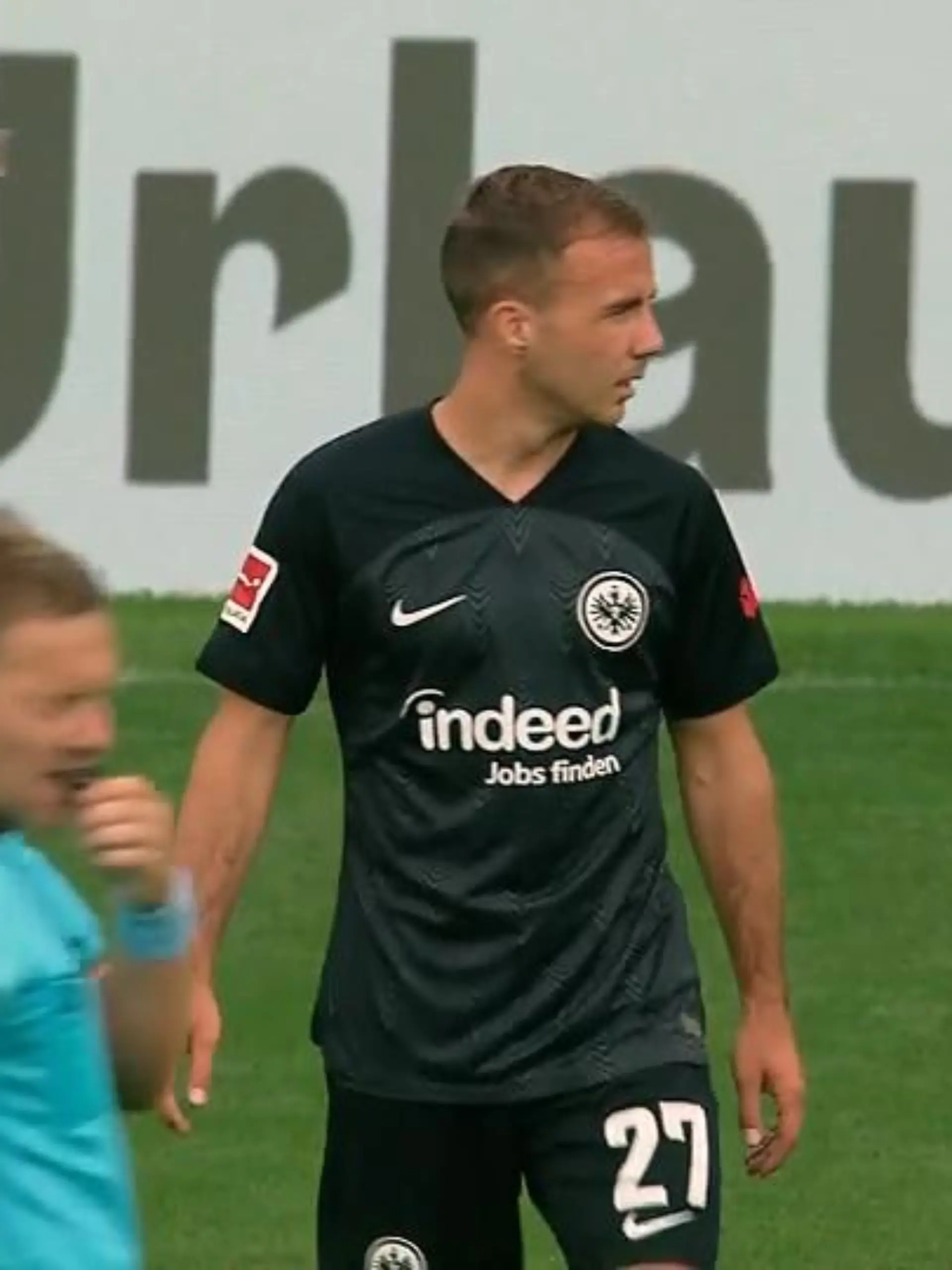 Bei der Frankfurter Eintracht passiert gerade jede Menge: Fast acht Wochen ist es nun her, dass sie die Europa League gewonnen haben. Mit dem Weltmeister-Schützen Mario Götze haben sie nun einen prominenten Profi-Kicker mehr auf dem Platz. Am Wochenende kam der 30-Jährige erstmals zum Einsatz. Auch wenn er nicht punkten konnte, zeigt sich Coach Oliver Glasner zufrieden. Die Bilder gibt´s im Videobeitrag.