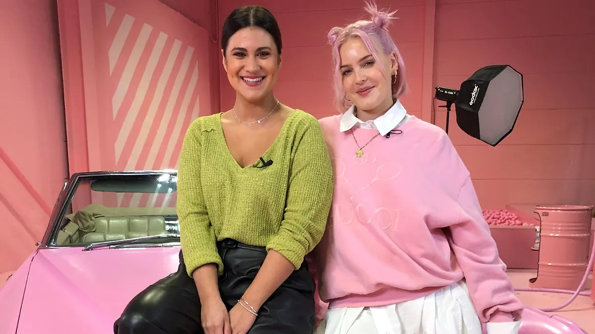 Anne-Marie im rosabunten Interview Folge 3 von "RAW and UNCUT"