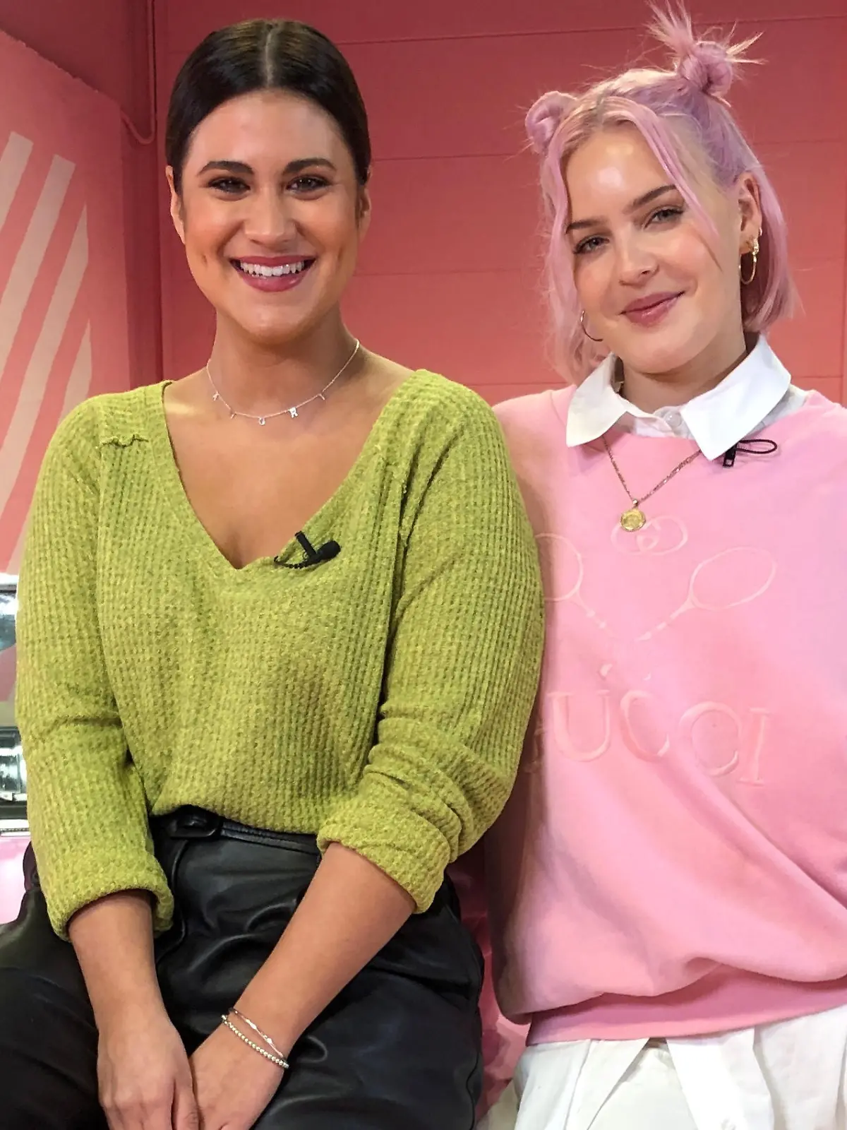 Bild zu: "Anne-Marie im rosabunten Interview"