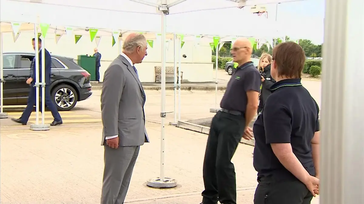 ASDA-Mitarbeiter wird neben Prince Charles ohnmächtig Prinz Charles völlig hilflos