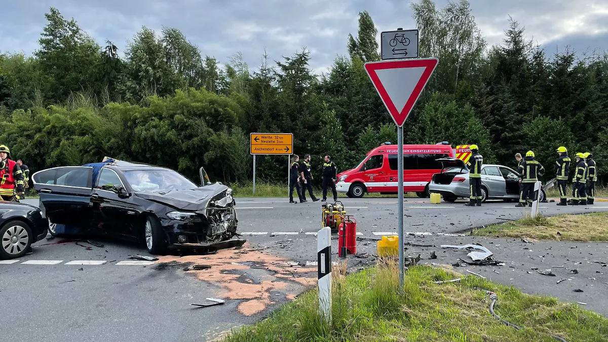 HANDOUT - 09.07.2022, Niedersachsen, Papenburg: Feuerwehr und Rettungsdienst stehen nach einem Unfall mit einem Toten und sechs Verletzten neben den Autowracks. Bei dem Verkehrsunfall mit drei beteiligten Autos in Papenburg (Kreis Emsland) ist ein 63 Jahre alter Mann ums Leben gekommen. Foto: -/Stadt Papenburg - Feuerwehr/dpa - ACHTUNG: Nur zur redaktionellen Verwendung im Zusammenhang mit der aktuellen Berichterstattung und nur mit vollständiger Nennung des vorstehenden Credits +++ dpa-Bildfunk +++