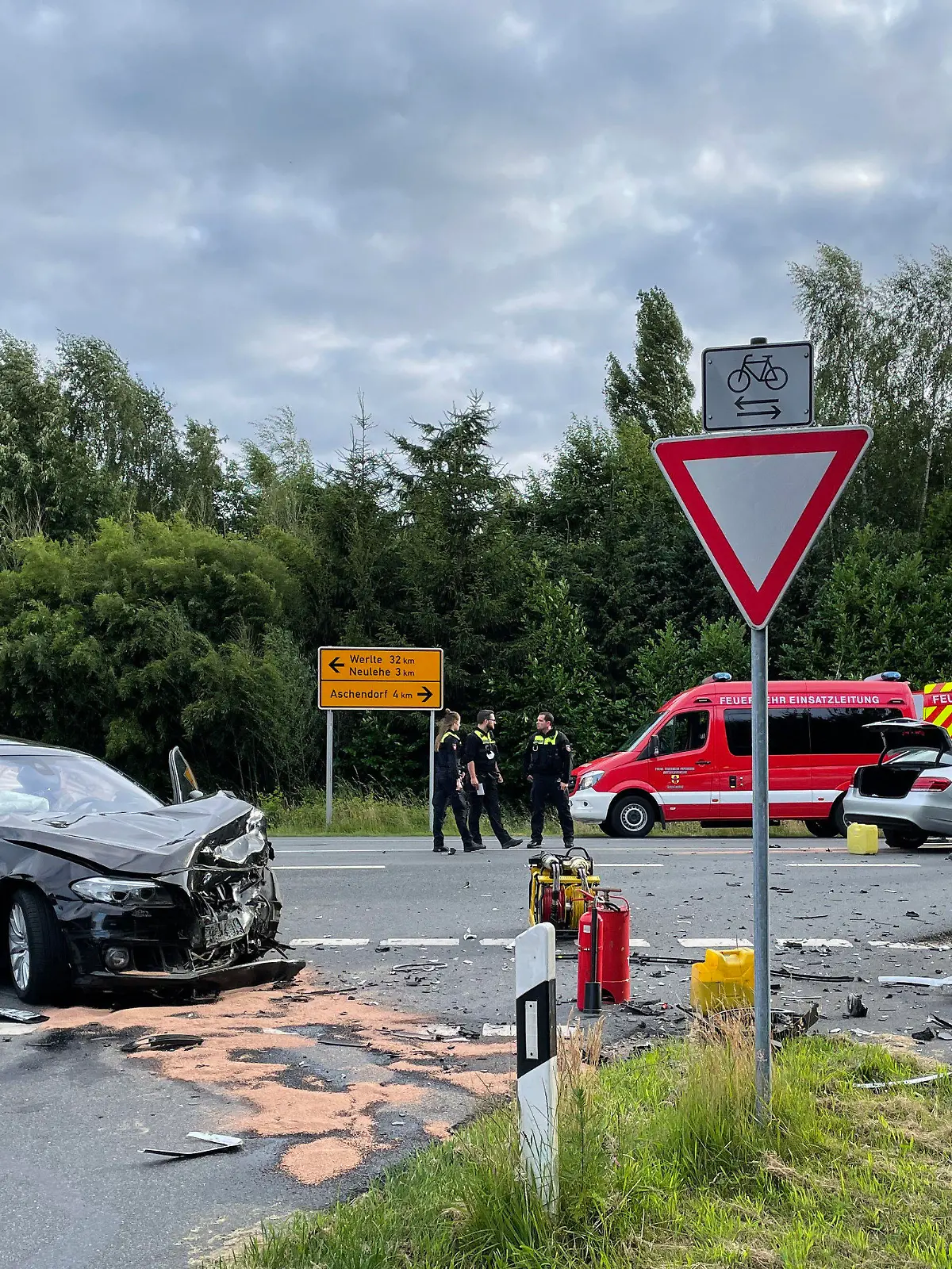 HANDOUT - 09.07.2022, Niedersachsen, Papenburg: Feuerwehr und Rettungsdienst stehen nach einem Unfall mit einem Toten und sechs Verletzten neben den Autowracks. Bei dem Verkehrsunfall mit drei beteiligten Autos in Papenburg (Kreis Emsland) ist ein 63 Jahre alter Mann ums Leben gekommen. Foto: -/Stadt Papenburg - Feuerwehr/dpa - ACHTUNG: Nur zur redaktionellen Verwendung im Zusammenhang mit der aktuellen Berichterstattung und nur mit vollständiger Nennung des vorstehenden Credits +++ dpa-Bildfunk +++