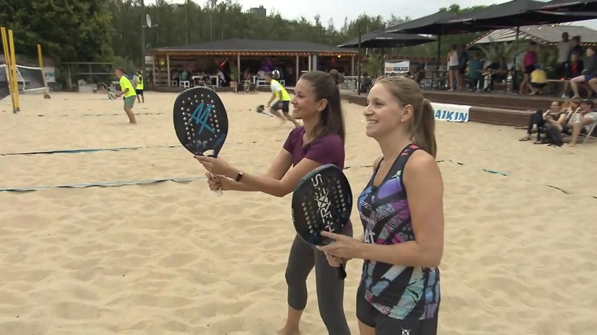 Mit der Weltmeisterin Beach Tennis spielen Unsere Reporterin probiert's aus
