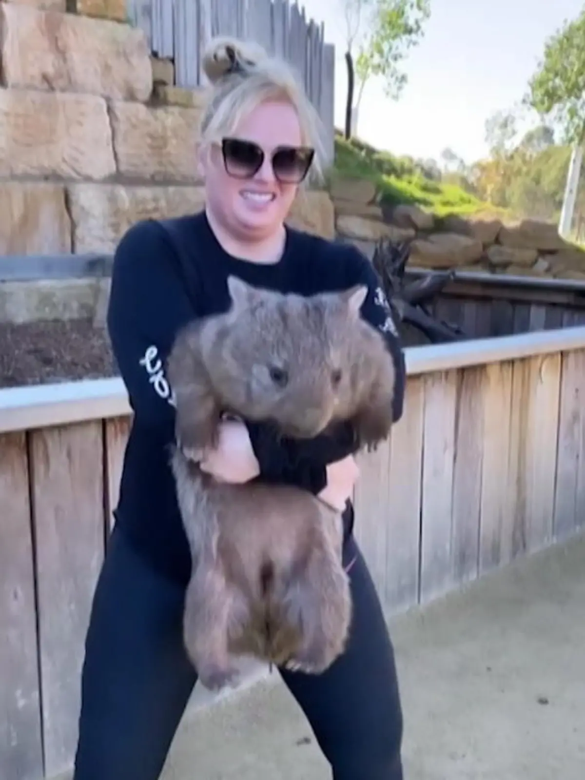 Bild zu: "Rebel Wilson macht ihr Workout mit einem Wombat"
