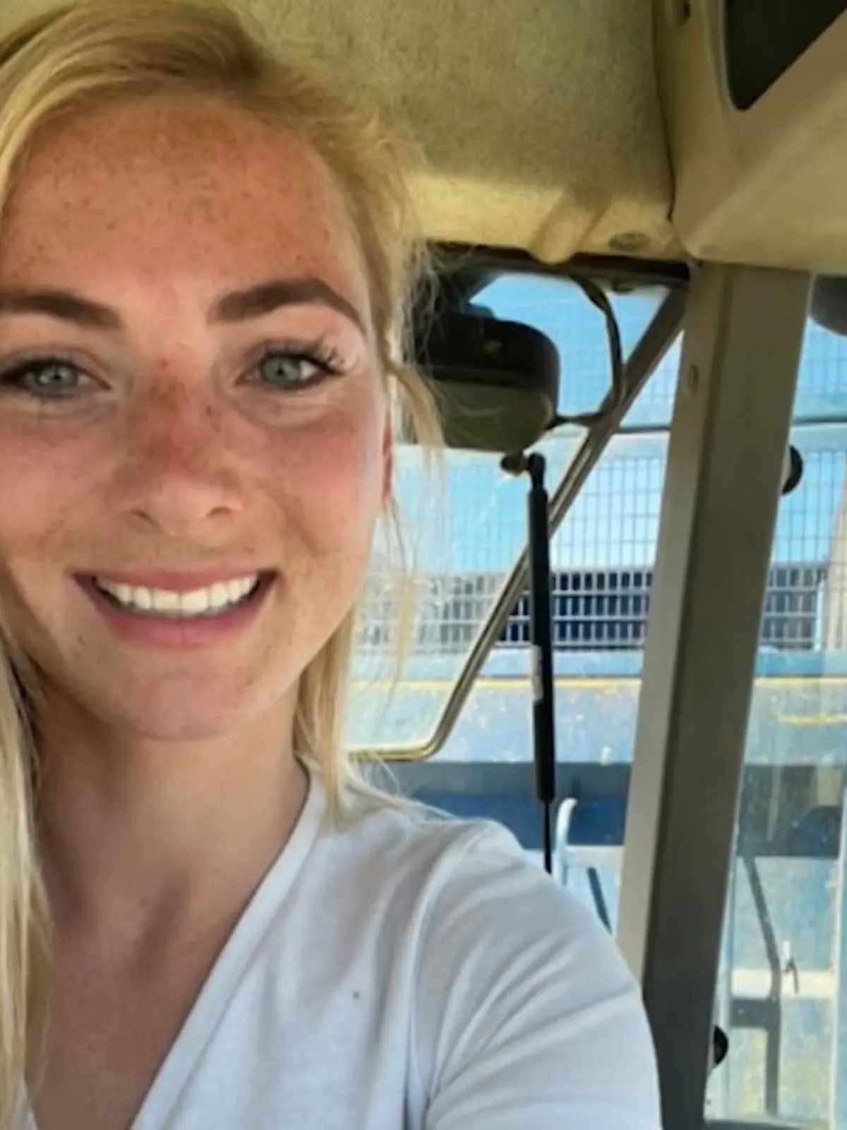 Sie ist eine der jüngsten Landwirtinnen Großbritanniens – und seit ihrem TV-Auftritt in einer BBC-Sendung verdreht sie allen den Kopf. Becky, besser bekannt unter ihrem Insta-Namen Jersey Cow Girl, rockt gerade mit eher ungewöhnlichem Content die Social-Media-Welt.
