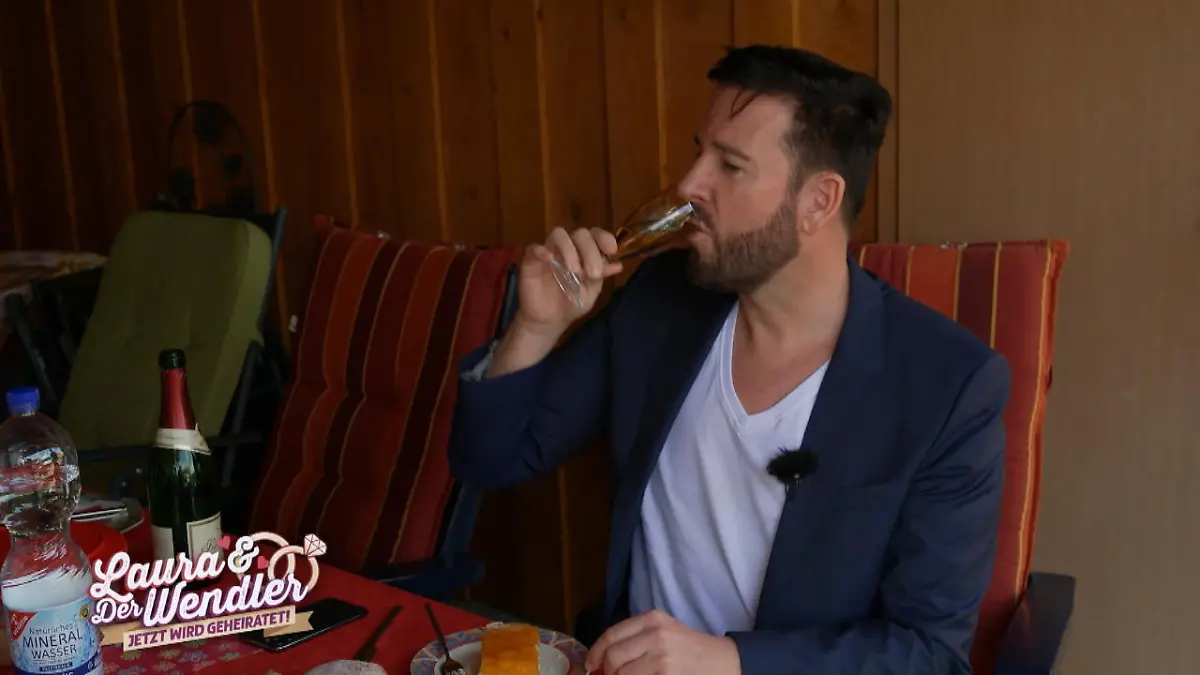 Der Wendler schaut ins Glas Laura und der Wendler