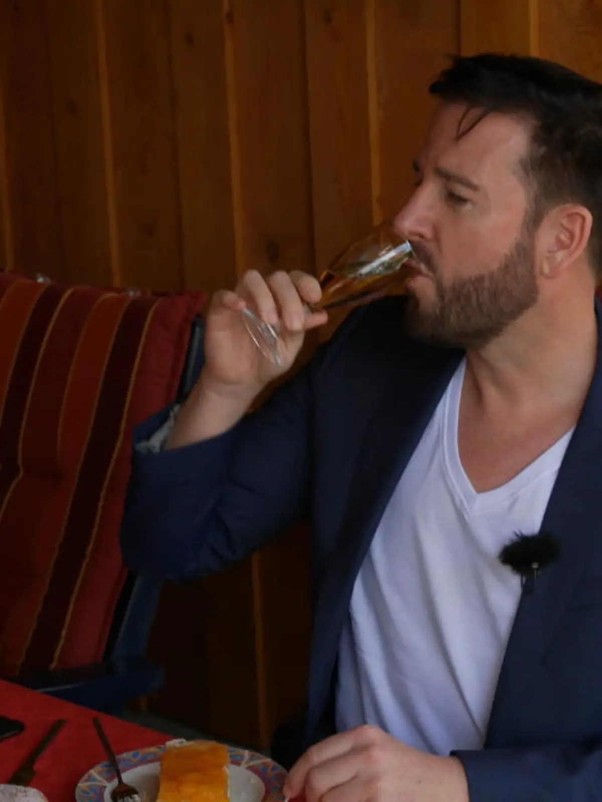 Bild zu: "Der Wendler schaut ins Glas"