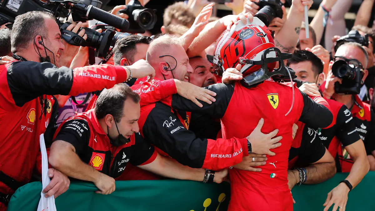  Formula 1 2022: Austrian GP RED BULL RING, AUSTRIA - JULY 10: Charles Leclerc, Ferrari, 1st position, celebrates with his team in Parc Ferme during the Austrian GP at Red Bull Ring on Sunday July 10, 2022 in Spielberg, Austria. Photo by Steven Tee / LAT Images Images PUBLICATIONxINxGERxSUIxAUTxHUNxONLY GP2211_143030_2ST4478