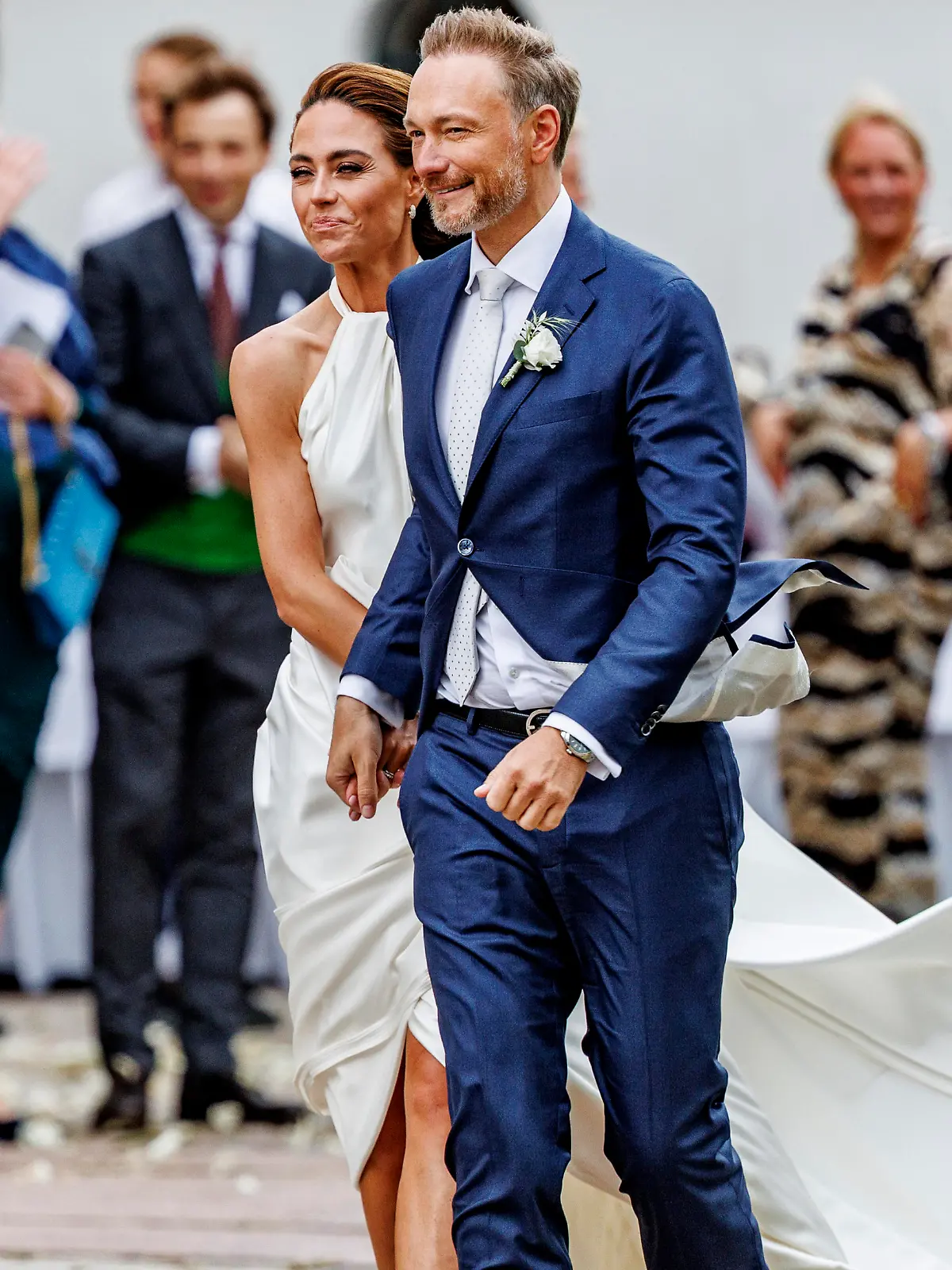 09.07.2022, Schleswig-Holstein, Keitum/Sylt: Bundesfinanzminister Christian Lindner (FDP) und seine Frau Franca Lehfeldt kommen nach der kirchlichen Trauung aus der Kirche St. Severin. Lindner hat seine Partnerin Lehfeldt am 07. Juli 2022 auf Sylt standesamtlich geheiratet. Foto: Axel Heimken/dpa +++ dpa-Bildfunk +++