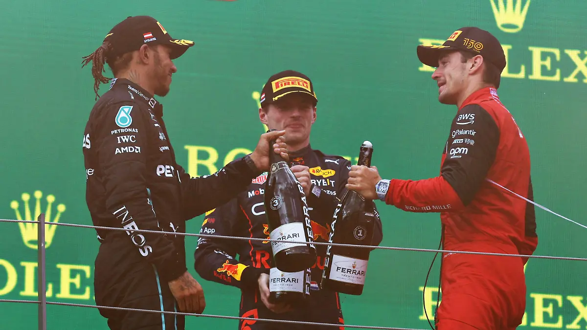 SPIELBERG, AUSTRIA - JULY 10: Race winner Charles Leclerc of Monaco and Ferrari, Second placed Max Verstappen of the Netherlands and Oracle Red Bull Racing and Third placed Lewis Hamilton of Great Britain and Mercedes celebrate on the podium during the F1 Grand Prix of Austria at Red Bull Ring on July 10, 2022 in Spielberg, Austria. (Photo by Clive Rose/Getty Images)