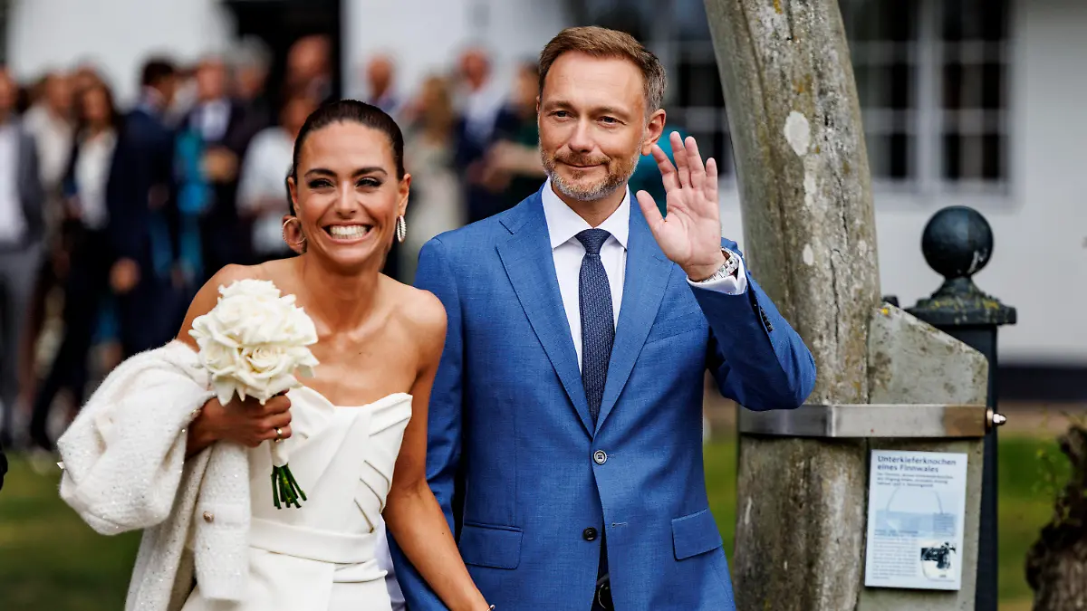 07.07.2022, Schleswig-Holstein, Keitum: Bundesfinanzminister Christian Lindner (FDP) und seine Lebensgefährtin Franca Lehfeldt verlassen das Sylt-Museum.
Bundesfinanzminister Christian Lindner und seine Lebensgefährtin Franca Lehfeldt haben auf Sylt standesamtlich geheiratet. Der FDP-Politiker und die Politik-Reporterin gaben sich am Donnerstagnachmittag im Sylt-Museum in Keitum das Ja-Wort. Foto: Axel Heimken/dpa +++ dpa-Bildfunk +++