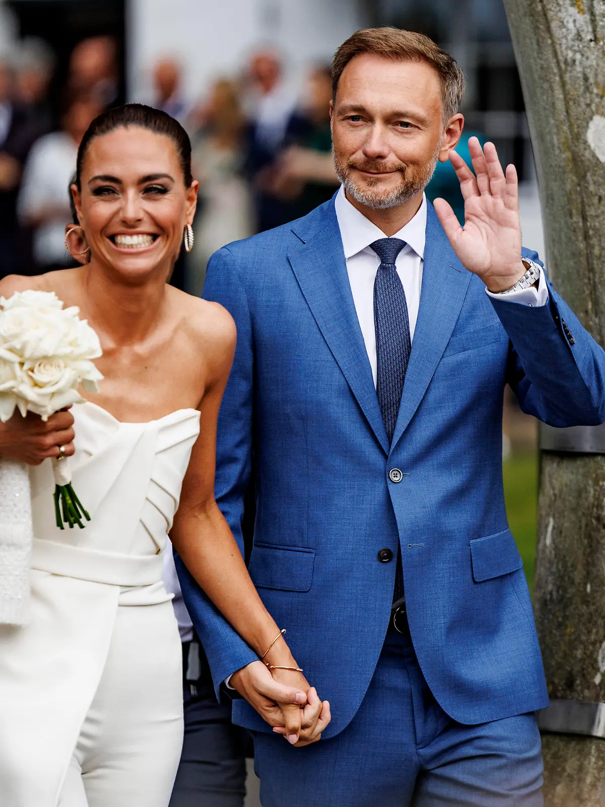 07.07.2022, Schleswig-Holstein, Keitum: Bundesfinanzminister Christian Lindner (FDP) und seine Lebensgefährtin Franca Lehfeldt verlassen das Sylt-Museum.
Bundesfinanzminister Christian Lindner und seine Lebensgefährtin Franca Lehfeldt haben auf Sylt standesamtlich geheiratet. Der FDP-Politiker und die Politik-Reporterin gaben sich am Donnerstagnachmittag im Sylt-Museum in Keitum das Ja-Wort. Foto: Axel Heimken/dpa +++ dpa-Bildfunk +++