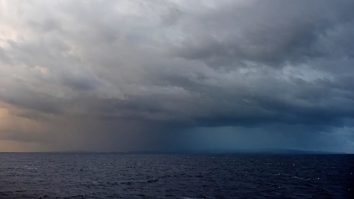 Regenwolke ueber dem Meer, Griechenland, Aegaeis | rain cloud over the sea, Greece, Aegean Sea