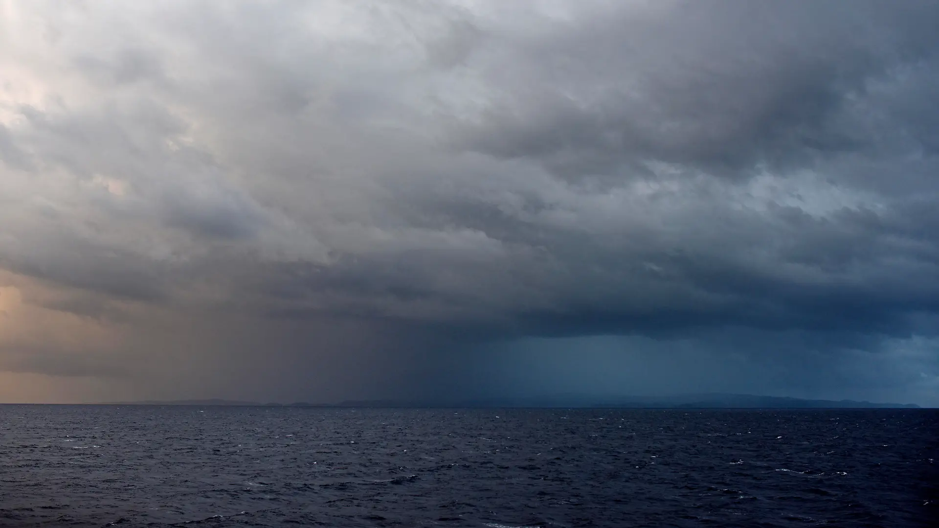Regenwolke ueber dem Meer, Griechenland, Aegaeis | rain cloud over the sea, Greece, Aegean Sea