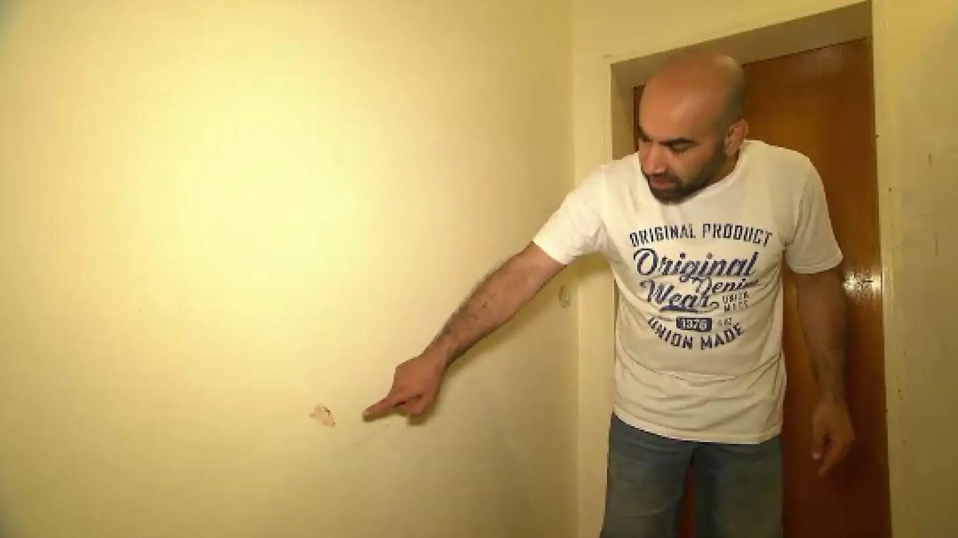 Nachbar Habibullah Afif zeigt die Blutspuren an der Wand im Treppenhaus.