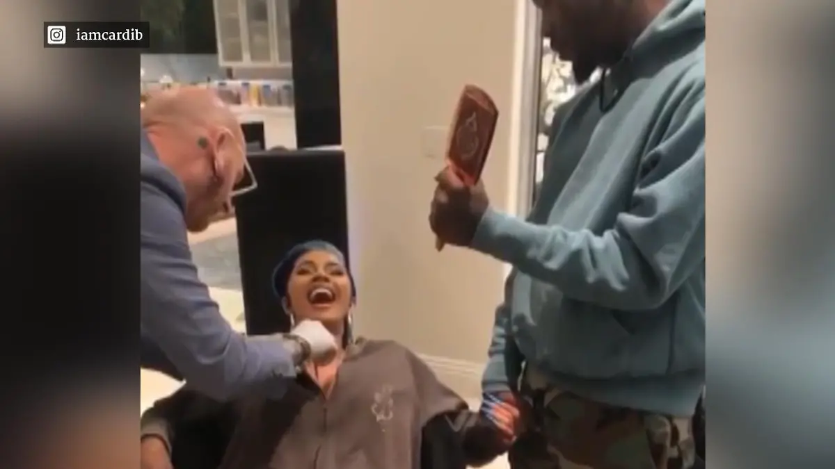 Autsch! Cardi B voller Schmerzensschreie beim Piercer Rapperin Cardi B lässt sich piercen