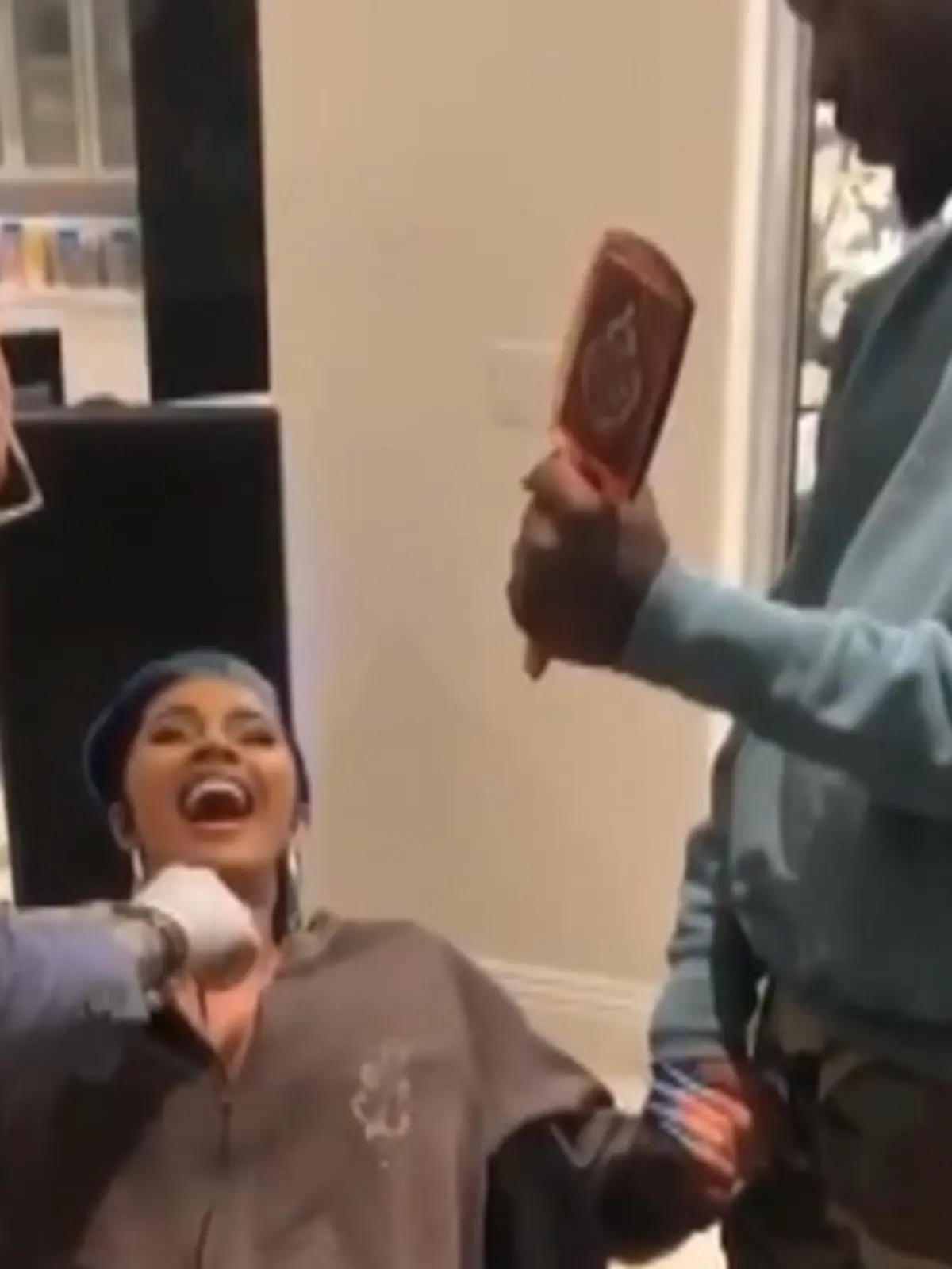 Bild zu: "Autsch! Cardi B voller Schmerzensschreie beim Piercer"