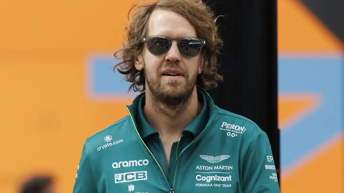 09.07.2022, Österreich, Spielberg: Motorsport: Formel-1-Weltmeisterschaft, Grand Prix von Österreich, 2. Freies Training:  Sebastian Vettel aus Deutschland vom Team Aston Martin kommt vor dem zweiten Training auf dem Red Bull Ring an. Der Große Preis von Österreich der Formel 1 findet am Sonntag, den 10.07.2022, statt. Foto: Erwin Scheriau/APA/dpa +++ dpa-Bildfunk +++