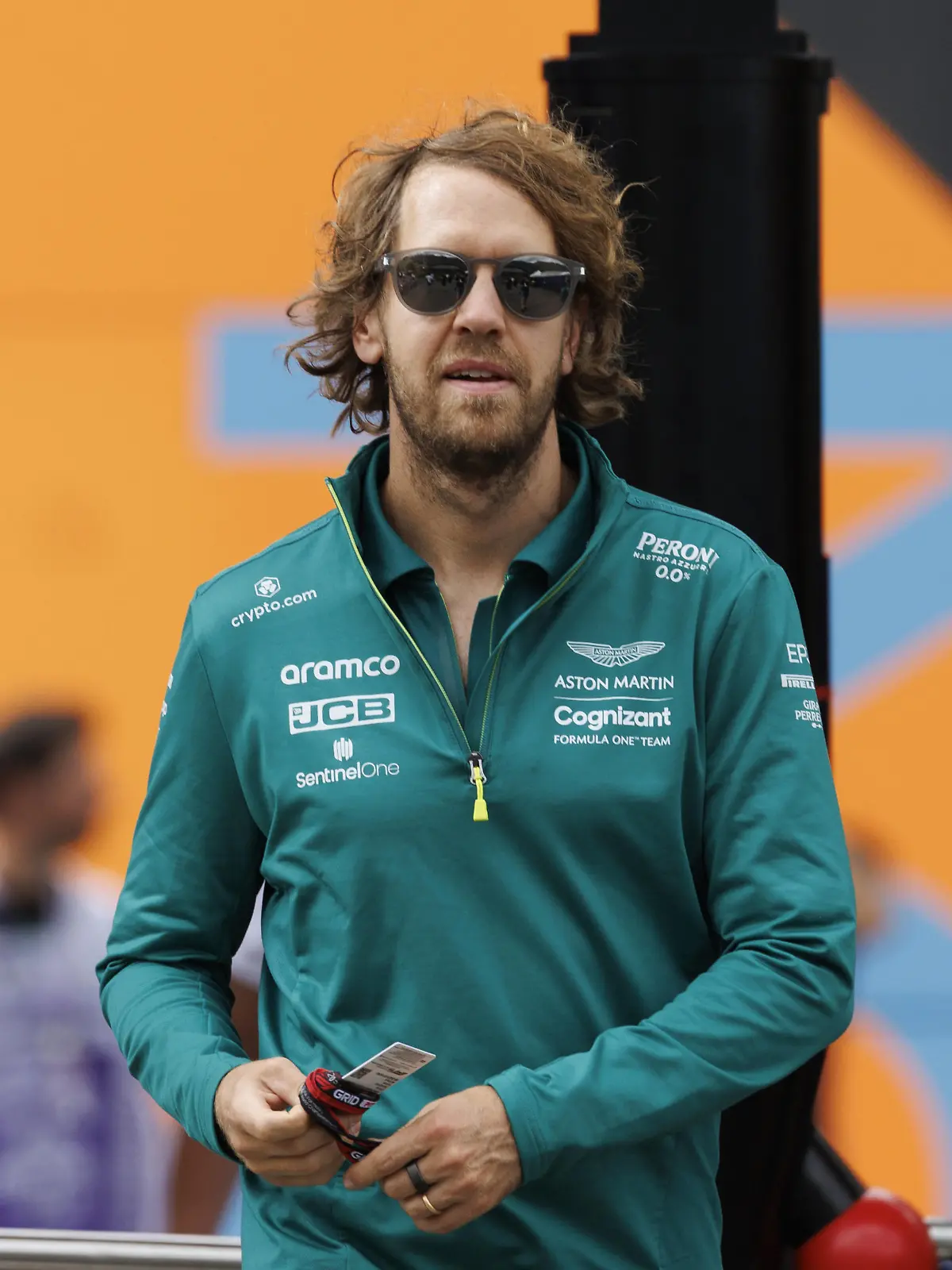 09.07.2022, Österreich, Spielberg: Motorsport: Formel-1-Weltmeisterschaft, Grand Prix von Österreich, 2. Freies Training:  Sebastian Vettel aus Deutschland vom Team Aston Martin kommt vor dem zweiten Training auf dem Red Bull Ring an. Der Große Preis von Österreich der Formel 1 findet am Sonntag, den 10.07.2022, statt. Foto: Erwin Scheriau/APA/dpa +++ dpa-Bildfunk +++