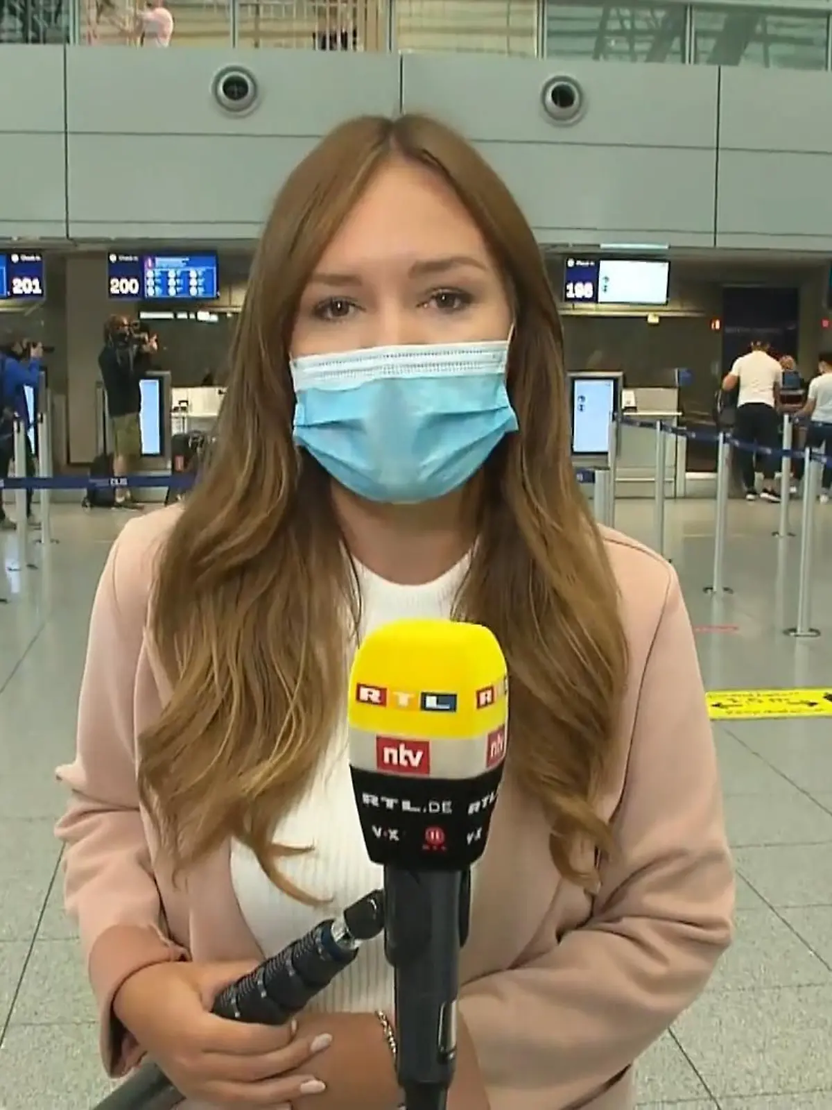 Bild zu: "Erster Urlaubsflug nach Mallorca - RTL ist dabei"