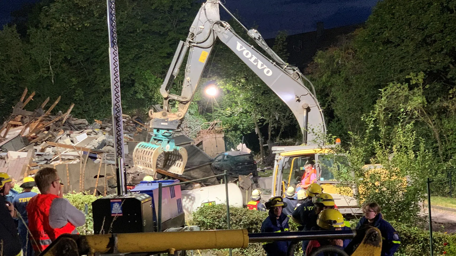 08.07.2022, Hemer: Rettungskräfte räumen mit einem Bagger die Trümmer eines eingestürzten Hauses beiseite. Nach dem Hauseinsturz nach einer Explosion im sauerländischen Hemer hat die Bergungsaktion begonnen. Foto: Markus Klümper/dpa +++ dpa-Bildfunk +++