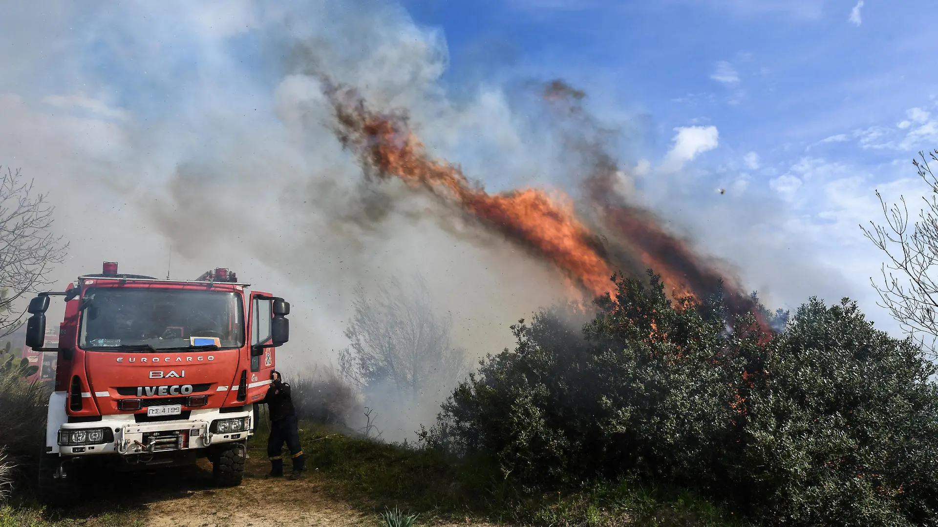 News Bilder des Tages Griechenland - Peloponnes, Waldbrand bei Lantzoi, Region Elis / Ilia, Peloponnes am 04. April 2022. Im Bild: Feuerwehr im Einsatz zur Brandbekämpfung Waldbrand bei Lantzoi *** Greece Peloponnese, forest fire near Lantzoi, region Elis Ilia, Peloponnese on 04 April 2022 In the picture firefighters in action to fight the fire forest fire near Lantzoi PUBLICATIONxNOTxINxGRE ANE5557700